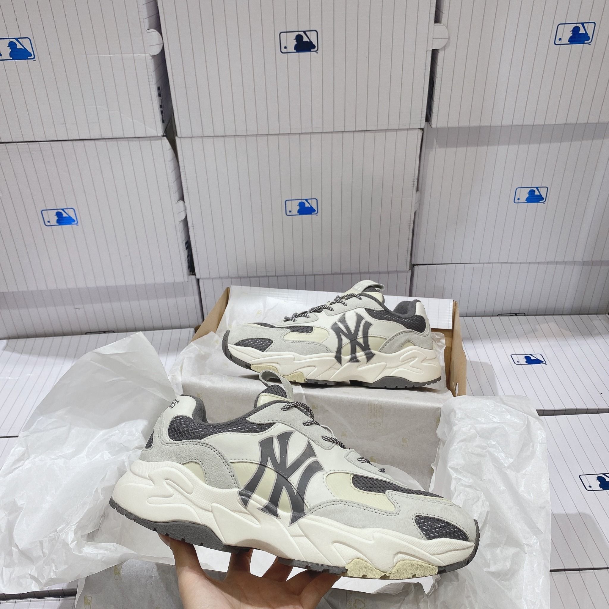  0292 - HÀNG CHÍNH HÃNG - GIÀY SNEAKER MLB CHUNKY LITE -  New York màu Grey - Code: 3ASHC3S1N-50CGS (7) 