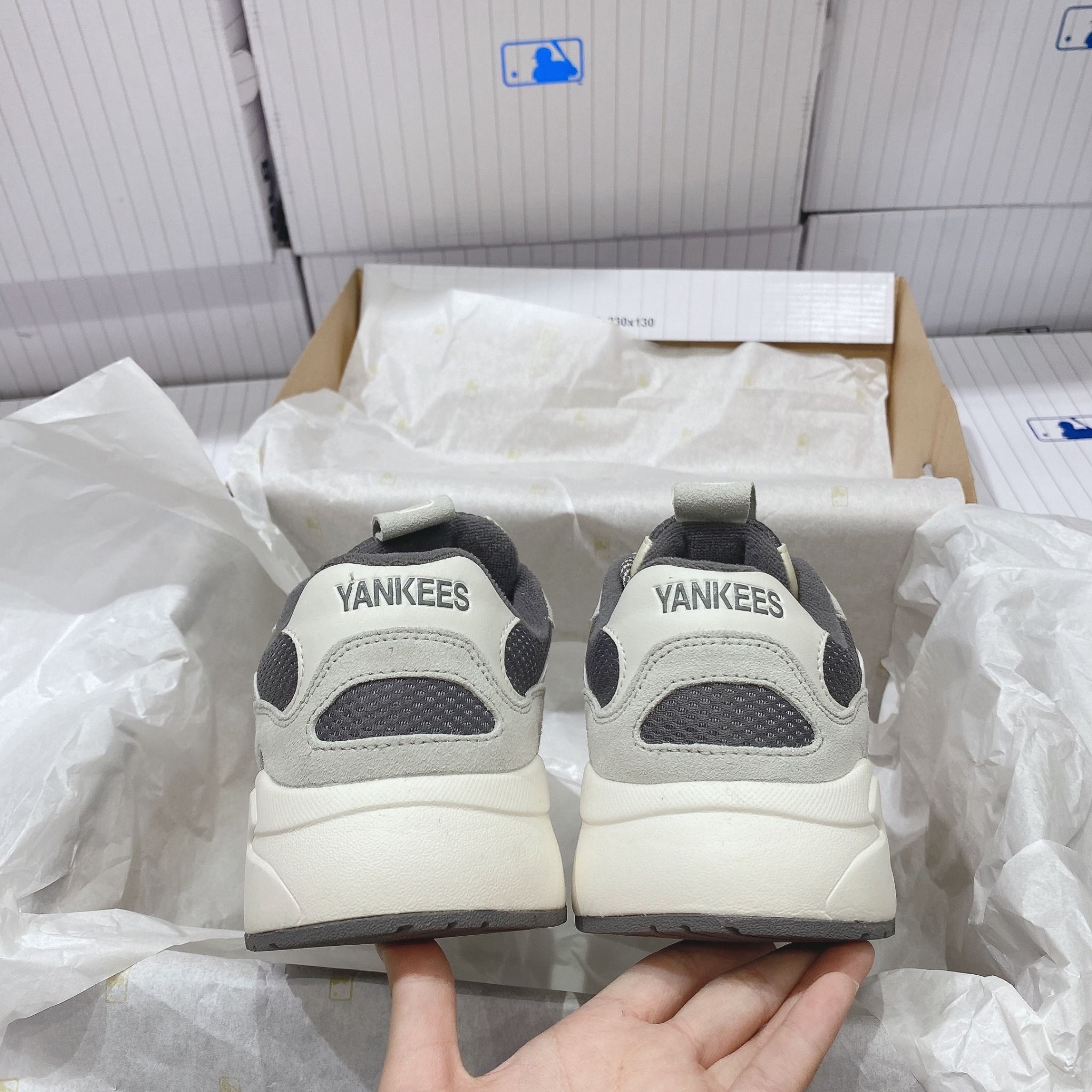  0292 - HÀNG CHÍNH HÃNG - GIÀY SNEAKER MLB CHUNKY LITE -  New York màu Grey - Code: 3ASHC3S1N-50CGS (7) 