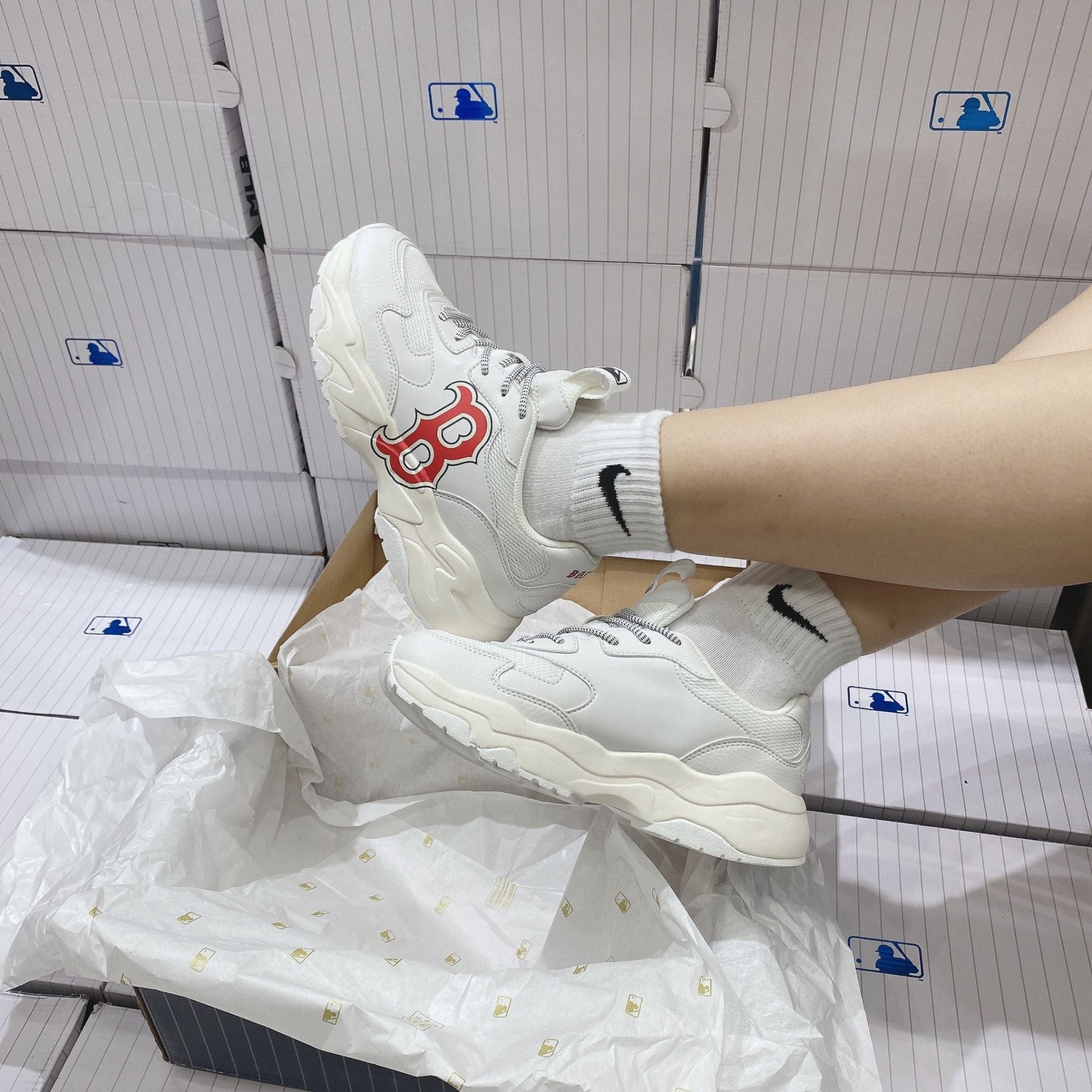  0293 - HÀNG CHÍNH HÃNG - GIÀY SNEAKER MLB CHUNKY LITE -  Logo B đỏ màu White - Code: 3ASHC3S1N (8) 