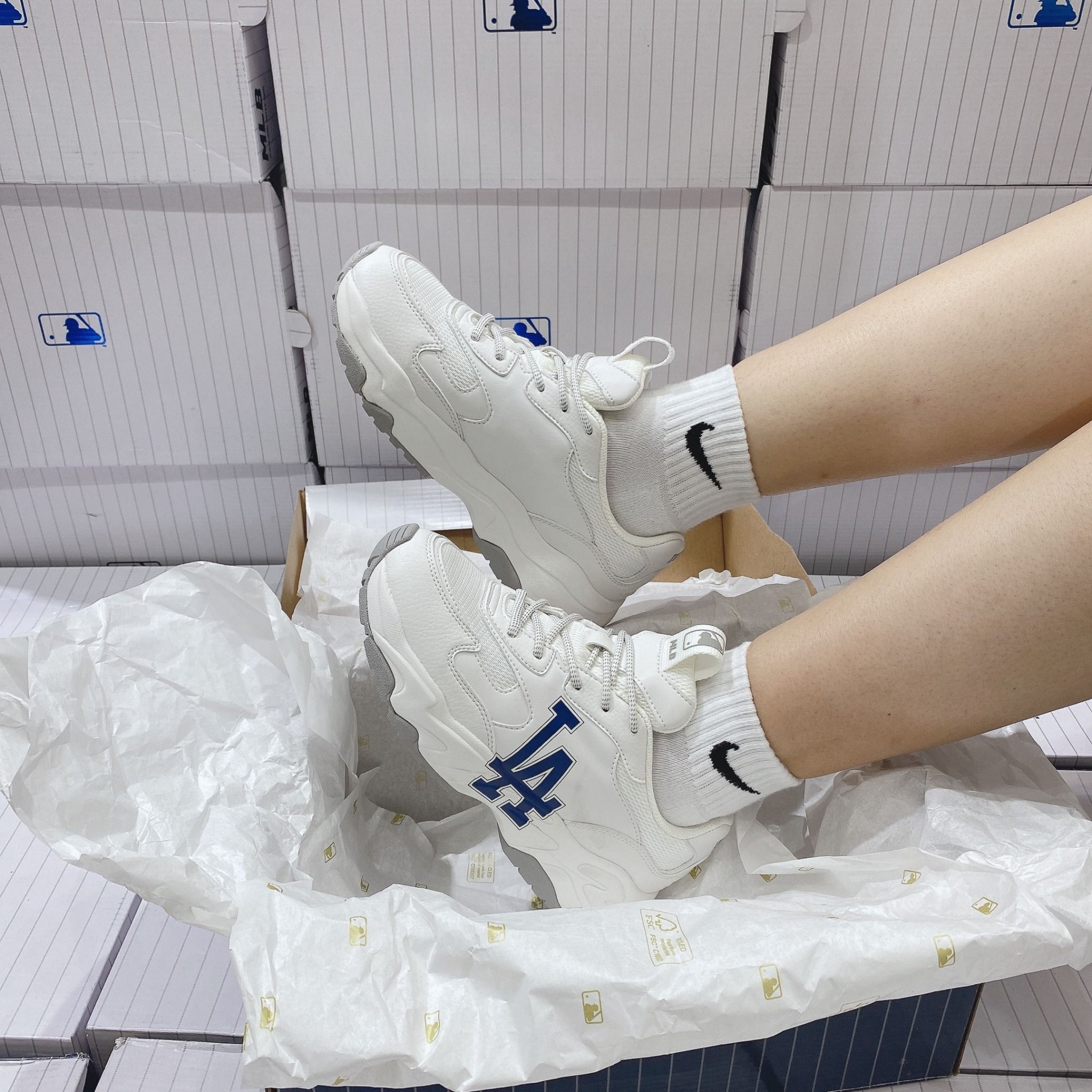  0296 - HÀNG CHÍNH HÃNG - GIÀY SNEAKER MLB CHUNKY LITE - LA Đế Trắng màu White - Code: 3ASHC3S1N (11) 