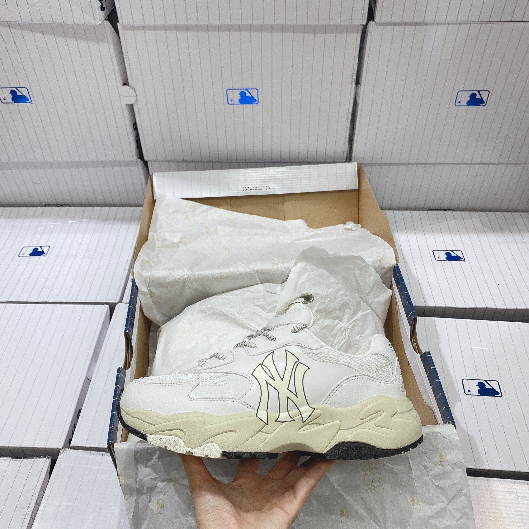  0294 - HÀNG CHÍNH HÃNG - GIÀY SNEAKER MLB CHUNKY LITE -  New York Đế Ngà màu White - Code: 3ASHC3S1N (9) 