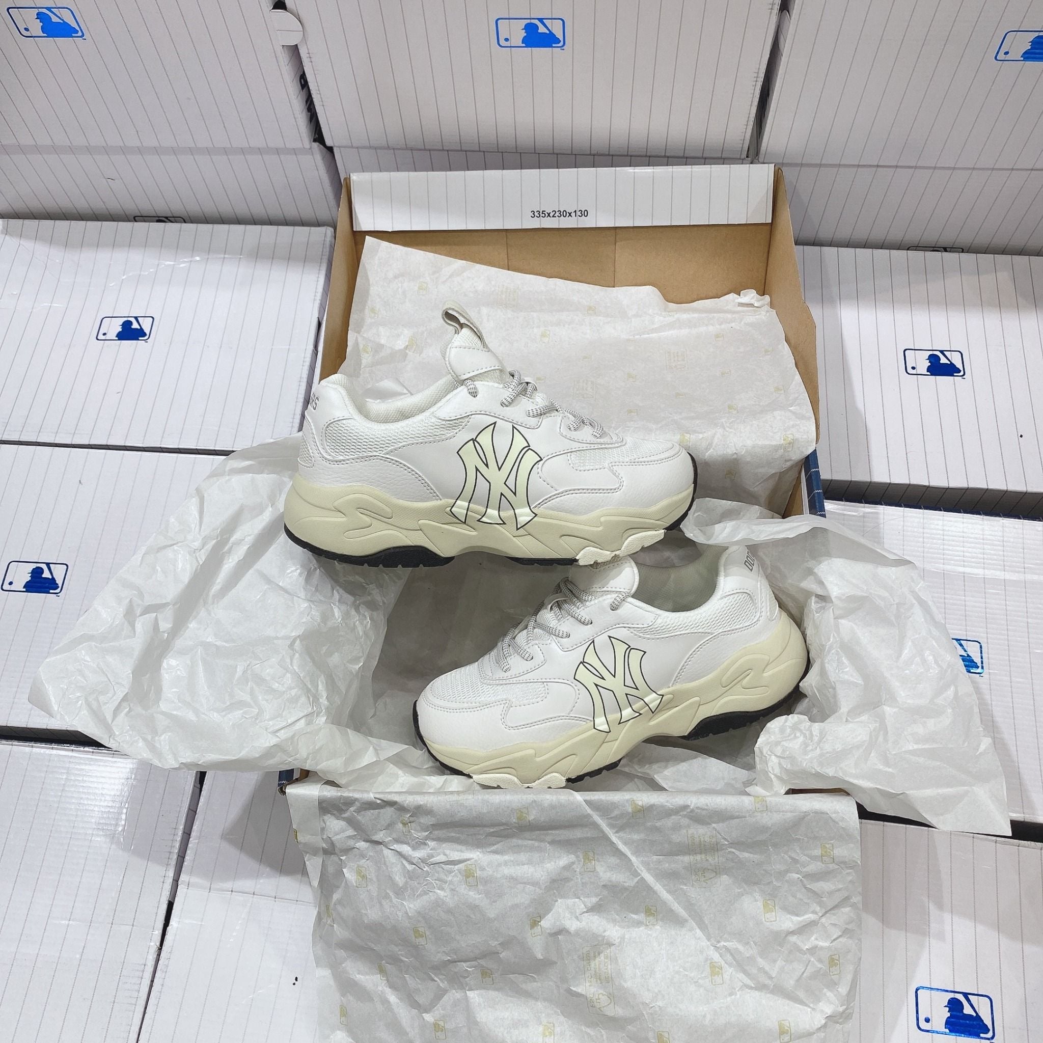  0294 - HÀNG CHÍNH HÃNG - GIÀY SNEAKER MLB CHUNKY LITE -  New York Đế Ngà màu White - Code: 3ASHC3S1N (9) 