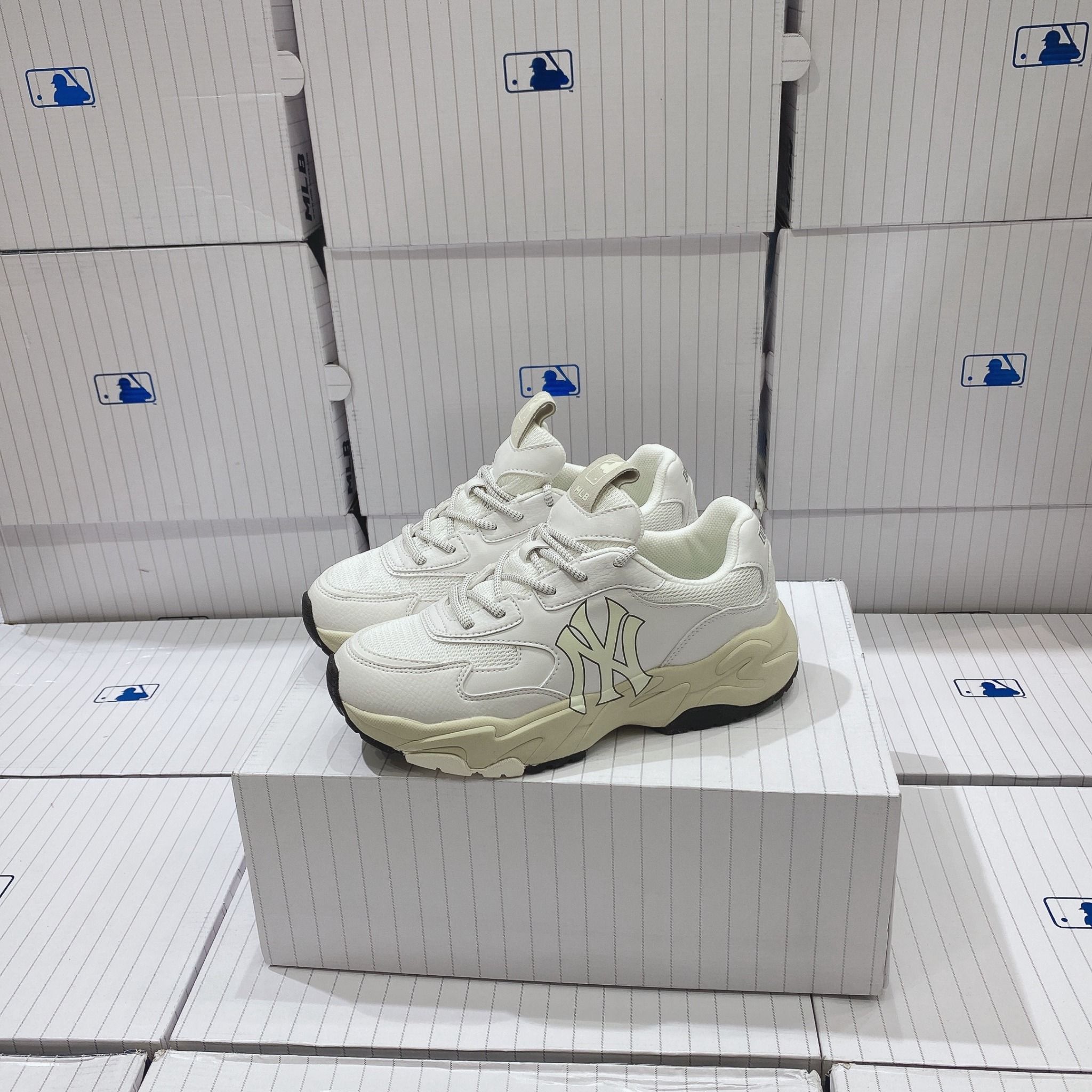  0294 - HÀNG CHÍNH HÃNG - GIÀY SNEAKER MLB CHUNKY LITE -  New York Đế Ngà màu White - Code: 3ASHC3S1N (9) 