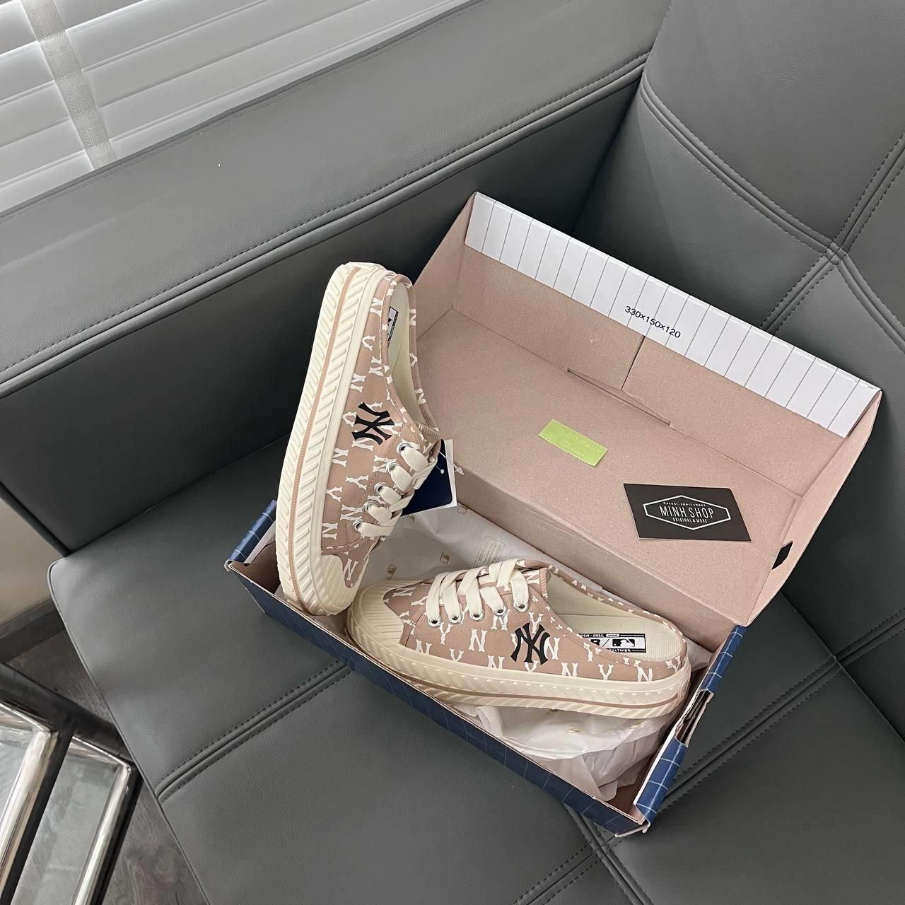  0401 - HÀNG CHÍNH HÃNG - GIÀY MLB MULE *ĐẠP GÓT* Monogram Màu Nâu CREAM  - *MONO NÂU CREAM* - 2023** - Code: 3AMUM212N-50BGD 