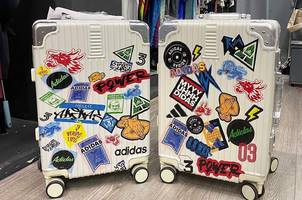  1127 - HÀNG CHÍNH HÃNG - Vali Adidas Sticker - NHỎ (Cabin Size - Xách Tay)  - MÀU TRẮNG KEM 