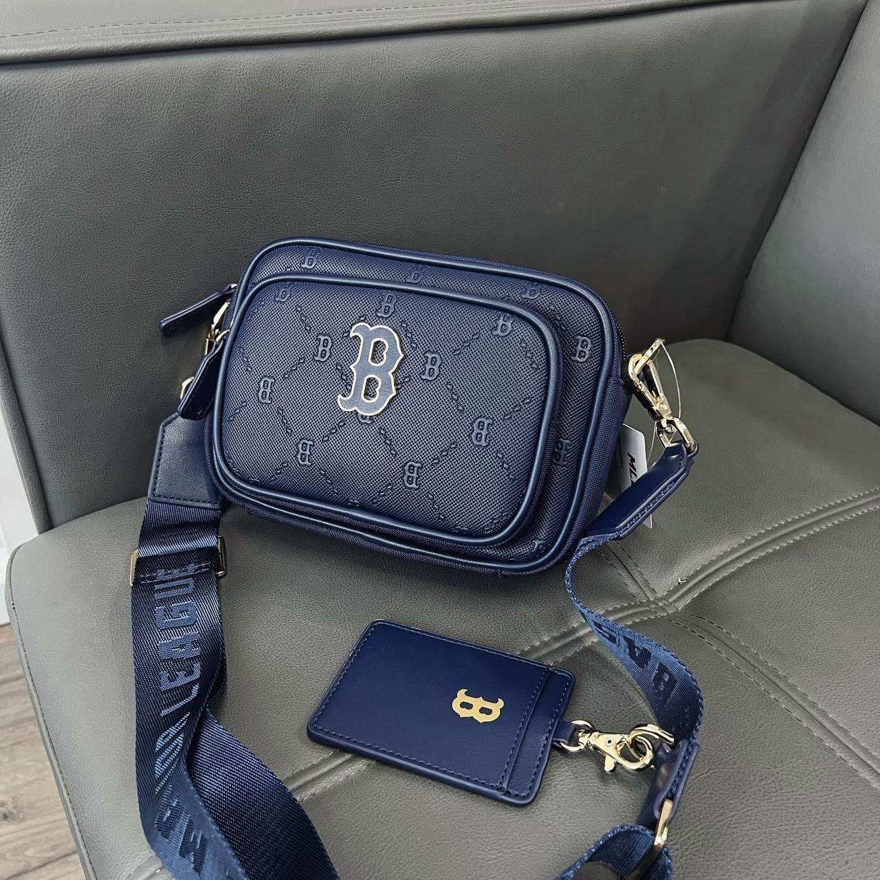  1979 - HÀNG CHÍNH HÃNG - TÚI ĐỰNG THẺ MLB MONOGRAM BOSTON RED SOX *SS24* - NAVY - CODE: 7ACRMD04N 43NYD 