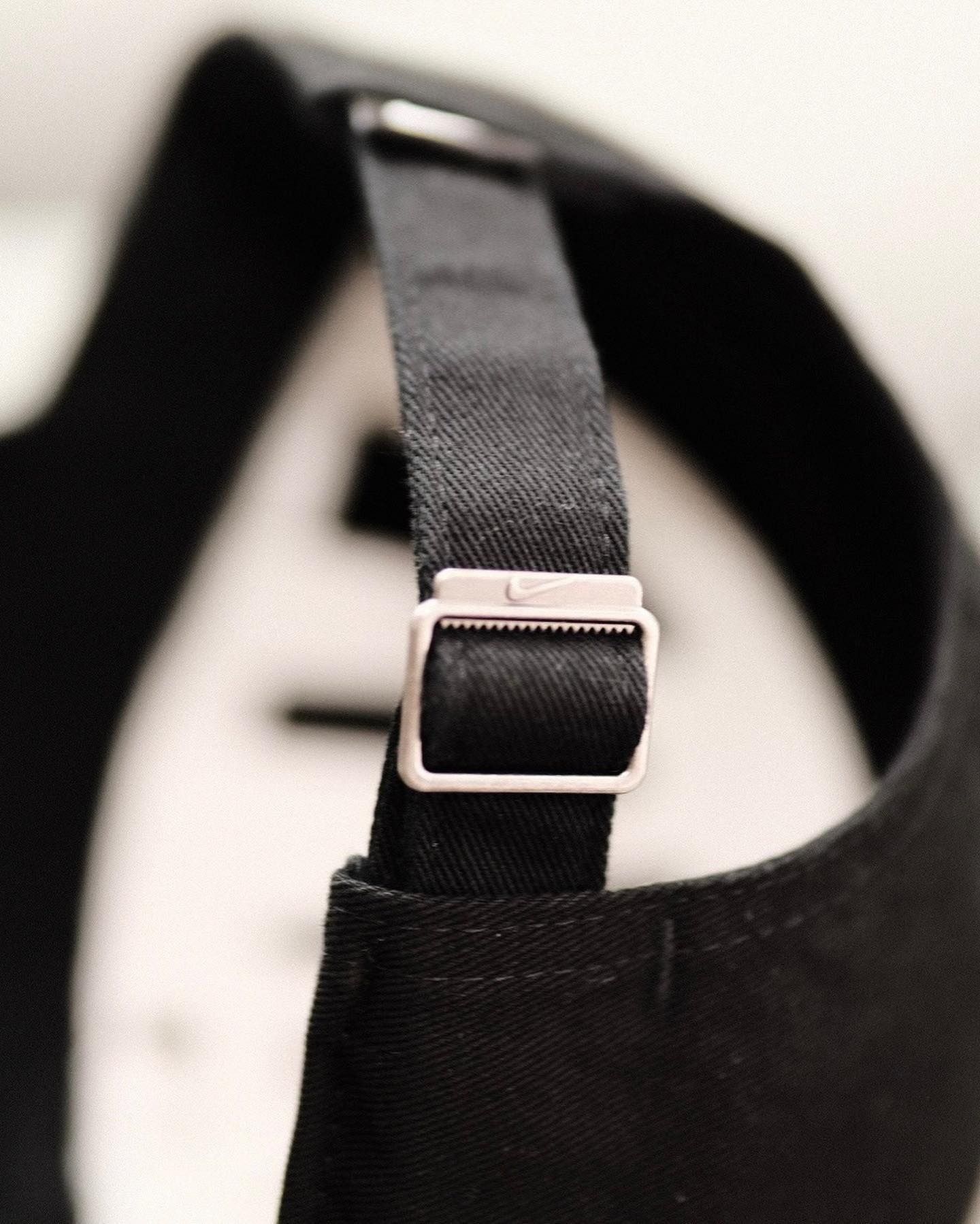  0280 - HÀNG CHÍNH HÃNG - MŨ - NÓN NIKE ĐEN - SWOOSH ĐEN VIỀN TRẮNG 