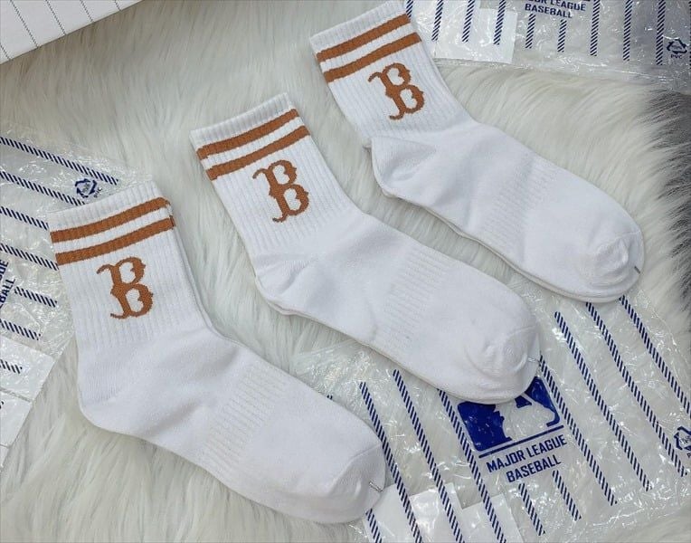  1276- HÀNG CHÍNH HÃNG - VỚ TẤT KOREA X MLB CỔ LỬNG - BOSTON NÂU ĐẤT / VER 2 [ 2023 ] - *WHITE 2 SỌC* 