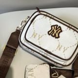  2456 - HÀNG CHÍNH HÃNG - TÚI ĐEO CHÉO NỮ MLB MONOGGRAM JACQUARD NEW YORK YANKEES - TRẮNG VIỀN NÂU - CODE: 7ACRMDA4 50WHT 