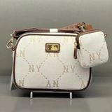  2456 - HÀNG CHÍNH HÃNG - TÚI ĐEO CHÉO NỮ MLB MONOGGRAM JACQUARD NEW YORK YANKEES - TRẮNG VIỀN NÂU - CODE: 7ACRMDA4 50WHT 