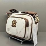  2456 - HÀNG CHÍNH HÃNG - TÚI ĐEO CHÉO NỮ MLB MONOGGRAM JACQUARD NEW YORK YANKEES - TRẮNG VIỀN NÂU - CODE: 7ACRMDA4 50WHT 