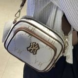  2456 - HÀNG CHÍNH HÃNG - TÚI ĐEO CHÉO NỮ MLB MONOGGRAM JACQUARD NEW YORK YANKEES - TRẮNG VIỀN NÂU - CODE: 7ACRMDA4 50WHT 