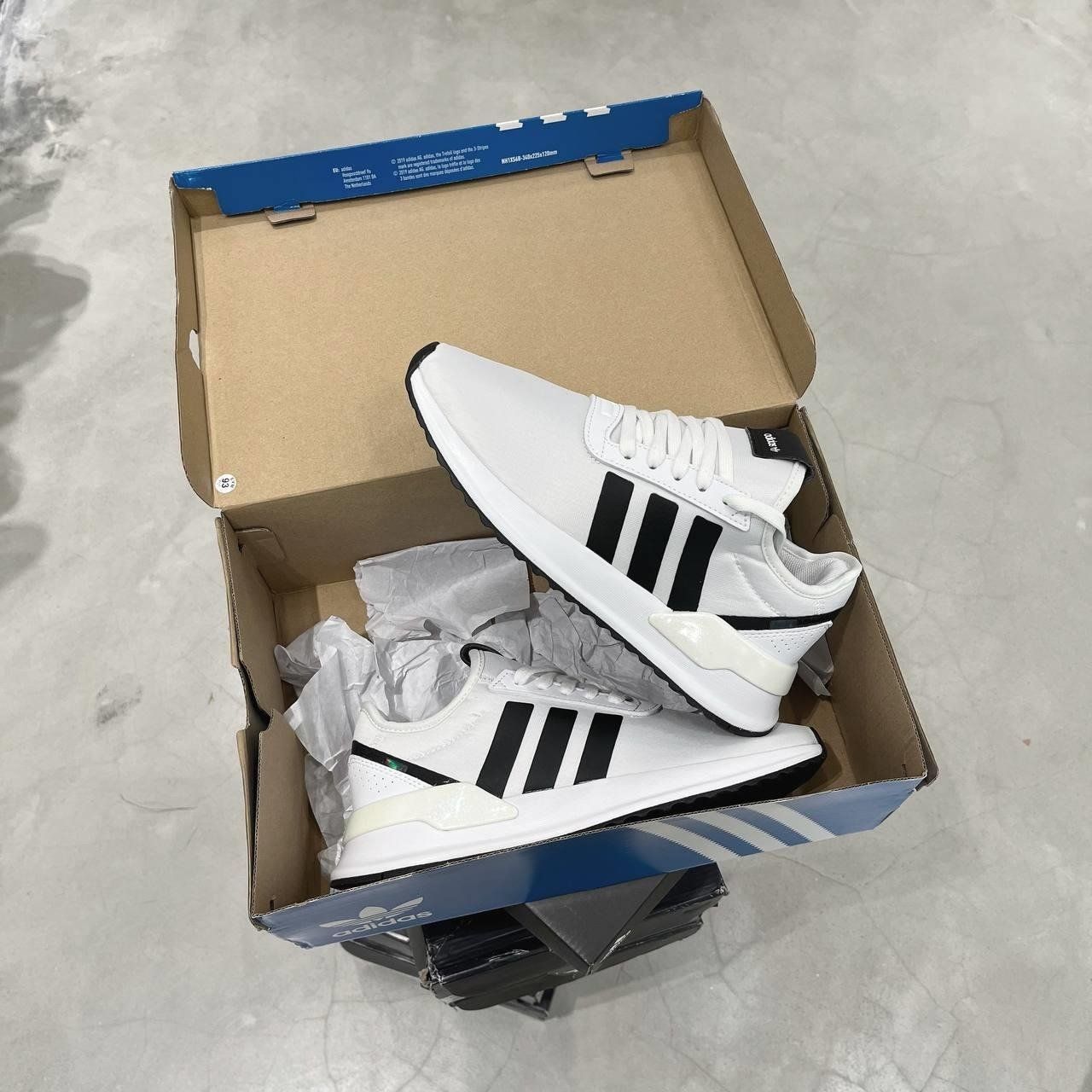 1595 H NG CH NH H NG GI Y ADIDAS ULTRABOUNCE TR NG CODE