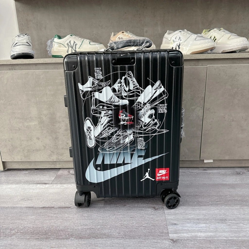  1628 - HÀNG CHÍNH HÃNG - VALI NIKE JORDAN SNEAKER SILHOUETTE - NHỎ (Cabin Size - Xách Tay) - MÀU ĐEN - CODE: H079051 