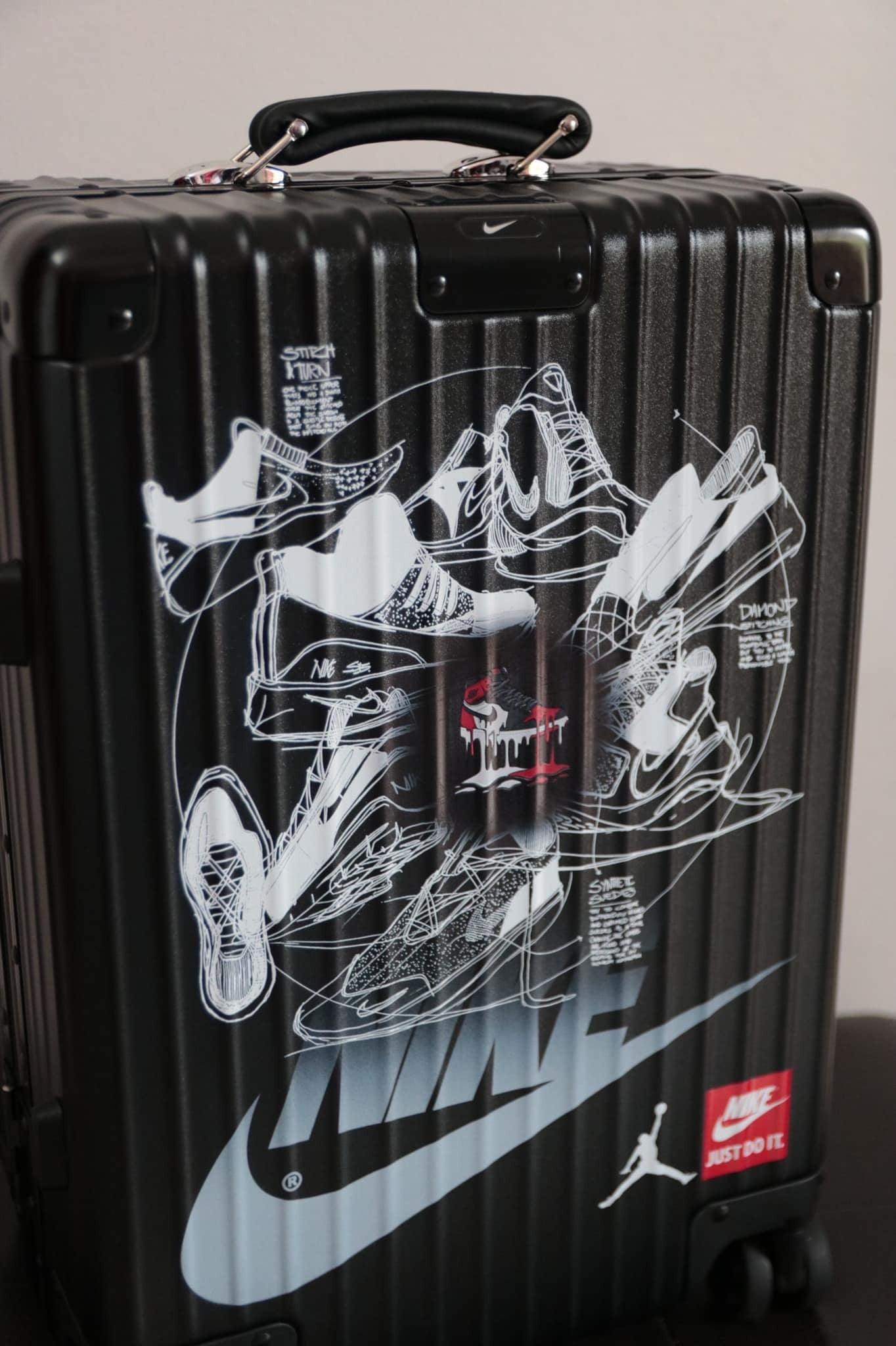  1628 - HÀNG CHÍNH HÃNG - VALI NIKE JORDAN SNEAKER SILHOUETTE - NHỎ (Cabin Size - Xách Tay) - MÀU ĐEN - CODE: H079051 