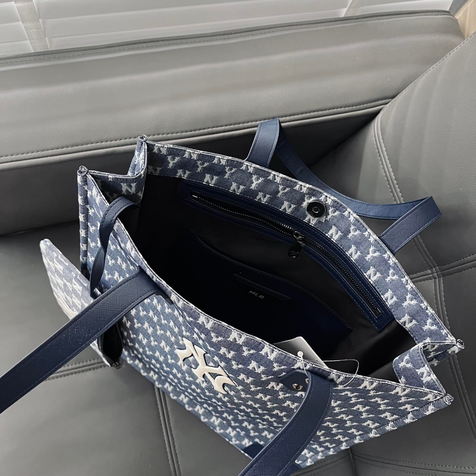  0397 - HÀNG CHÍNH HÃNG - Túi TOTE MLB họa tiết Monogram Jacquard TOTE Shopping - Xanh Navy 