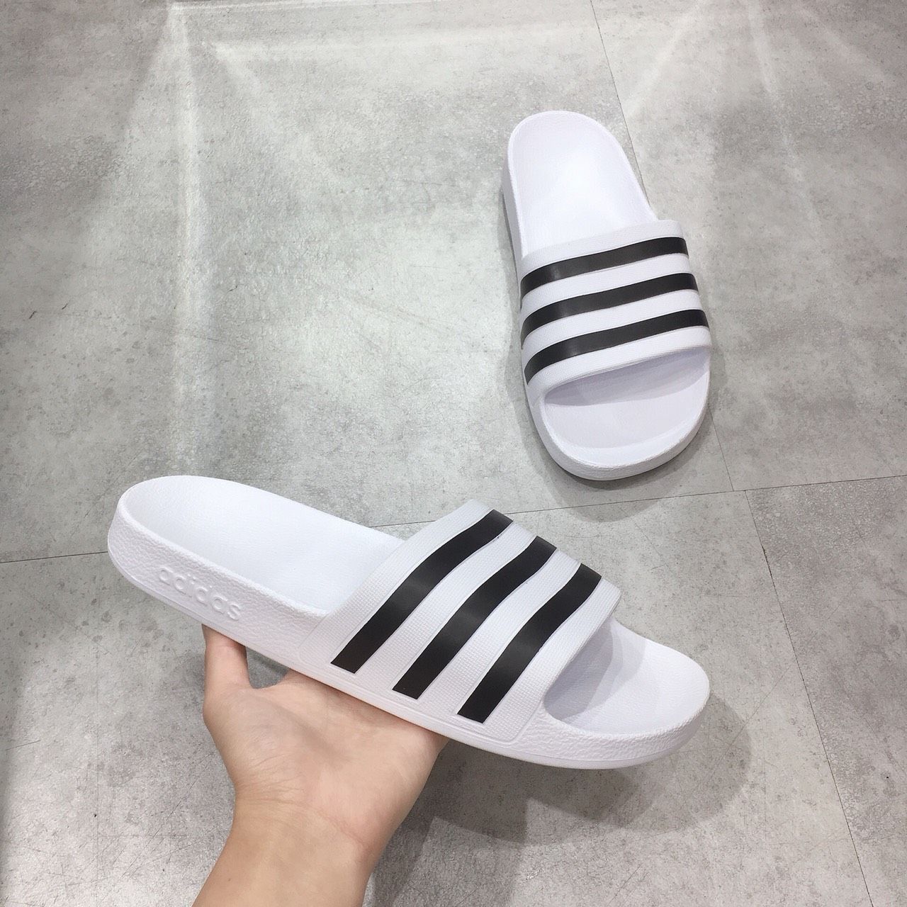  0120 - HÀNG CHÍNH HÃNG - DÉP ADILETTE AQUA SLIDE - TRẮNG SỌC ĐEN - *WHITE/BLACK LOGO* - 2021** - Code: F35539 