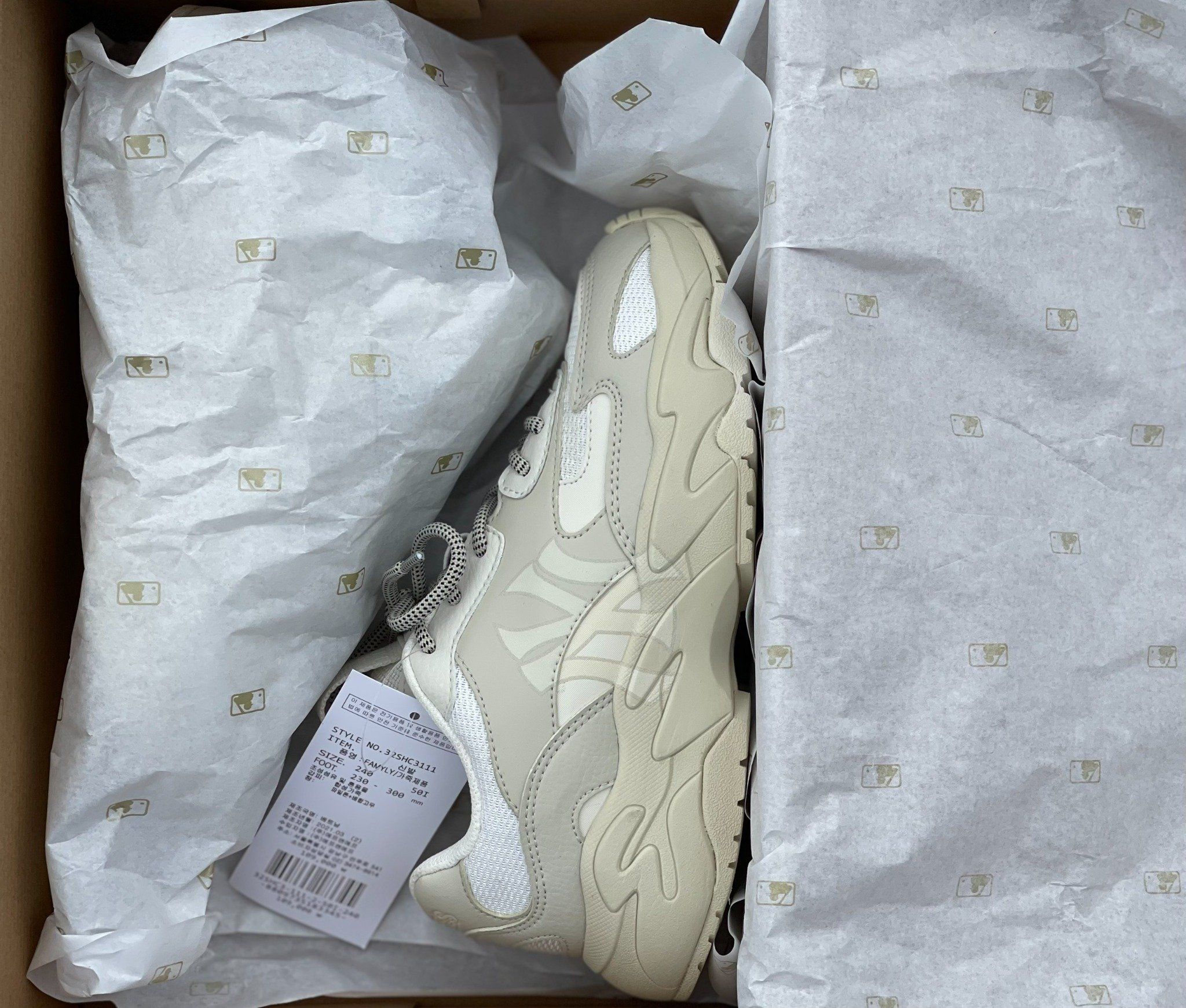  0215 - HÀNG CHÍNH HÃNG - GIÀY SNEAKER MLB CHUNKY LITE - NEW YORK - XÁM - *Beige* - 2021** - Code: 32SHC3111 (1) 