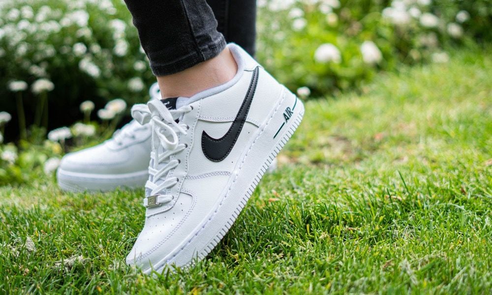  0445 - HÀNG CHÍNH HÃNG - GIÀY NIKE AIR FORCE 1 TRẮNG - SWOOSH ĐEN  - *WHITE/BLACK LOGO* - Code: CT2302-100 