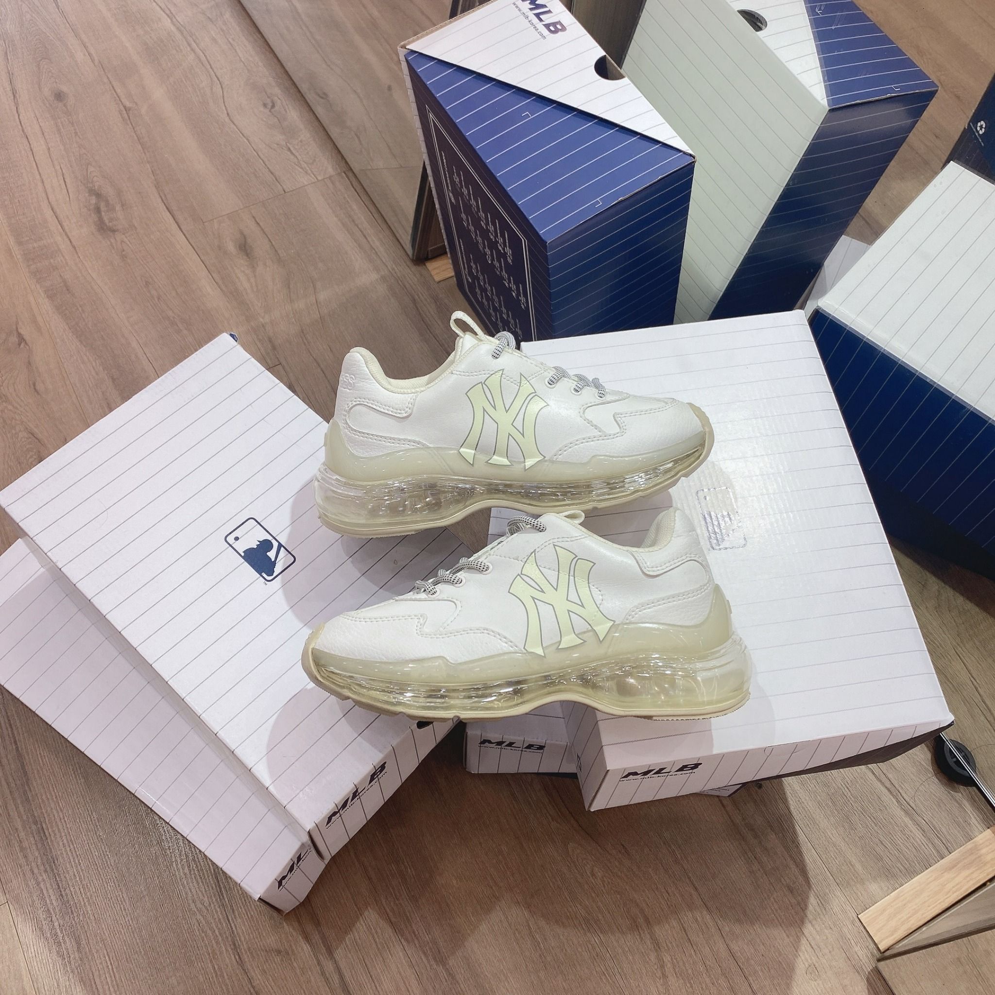  0470 - HÀNG CHÍNH HÃNG - GIÀY MLB CHUNKY AIR NEW YORK YANKEES BEIGE WHITE - Code: 3ASHCDA1N 