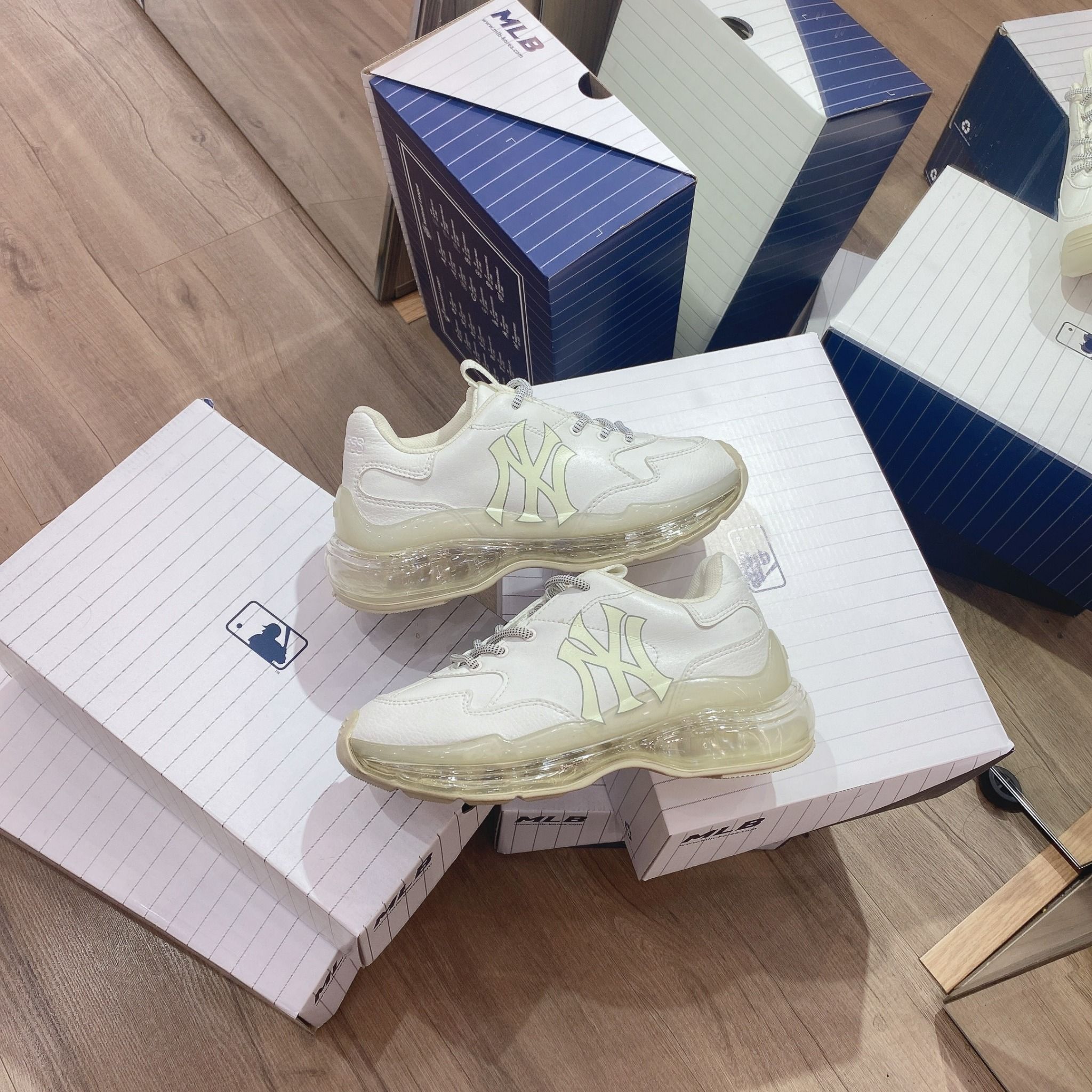  0470 - HÀNG CHÍNH HÃNG - GIÀY MLB CHUNKY AIR NEW YORK YANKEES BEIGE WHITE - Code: 3ASHCDA1N 