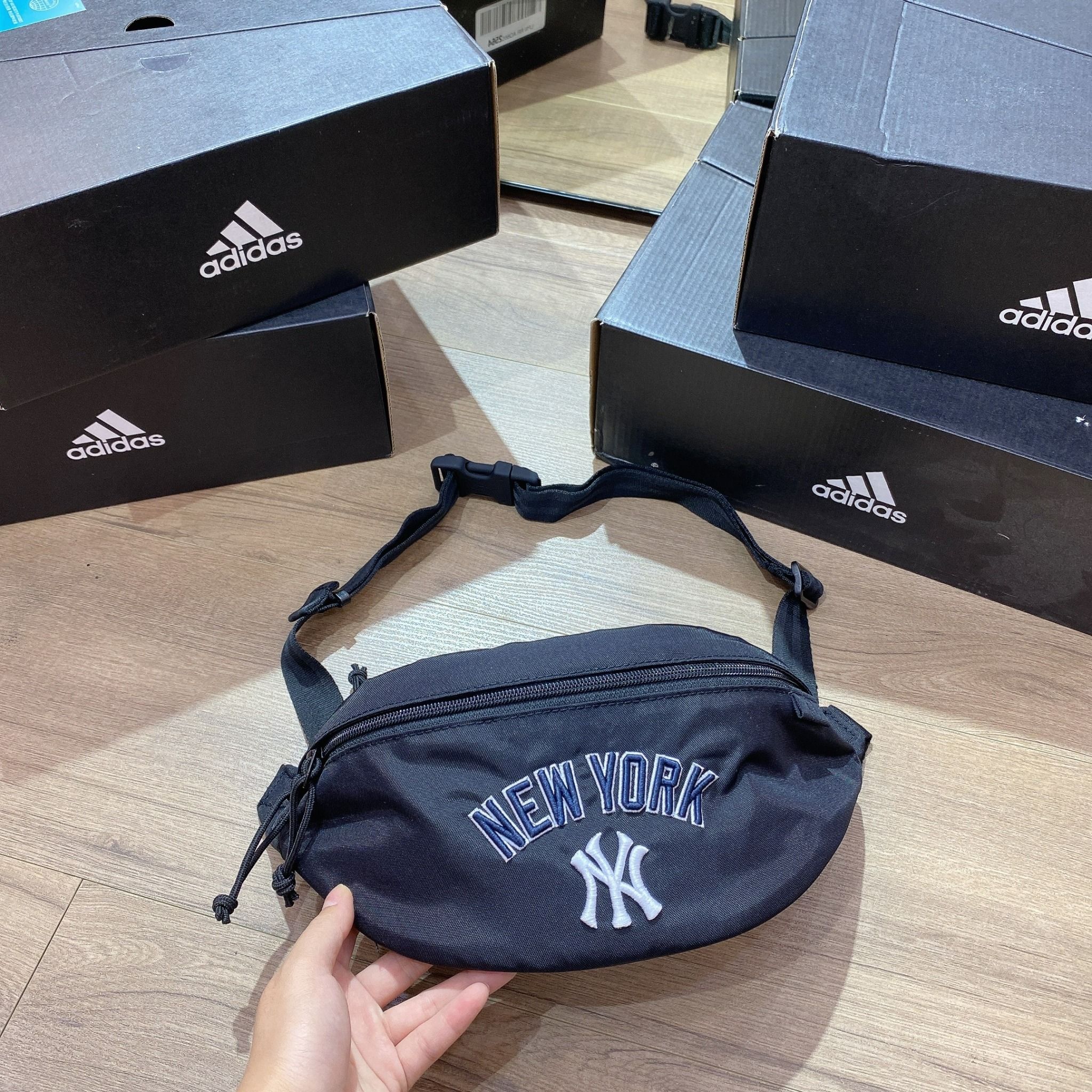  0490 - HÀNG CHÍNH HÃNG - TÚI WAIST BAG NEW ERA x MLB LOGO NEW YORK - *BLACK* - CODE: 12718040 