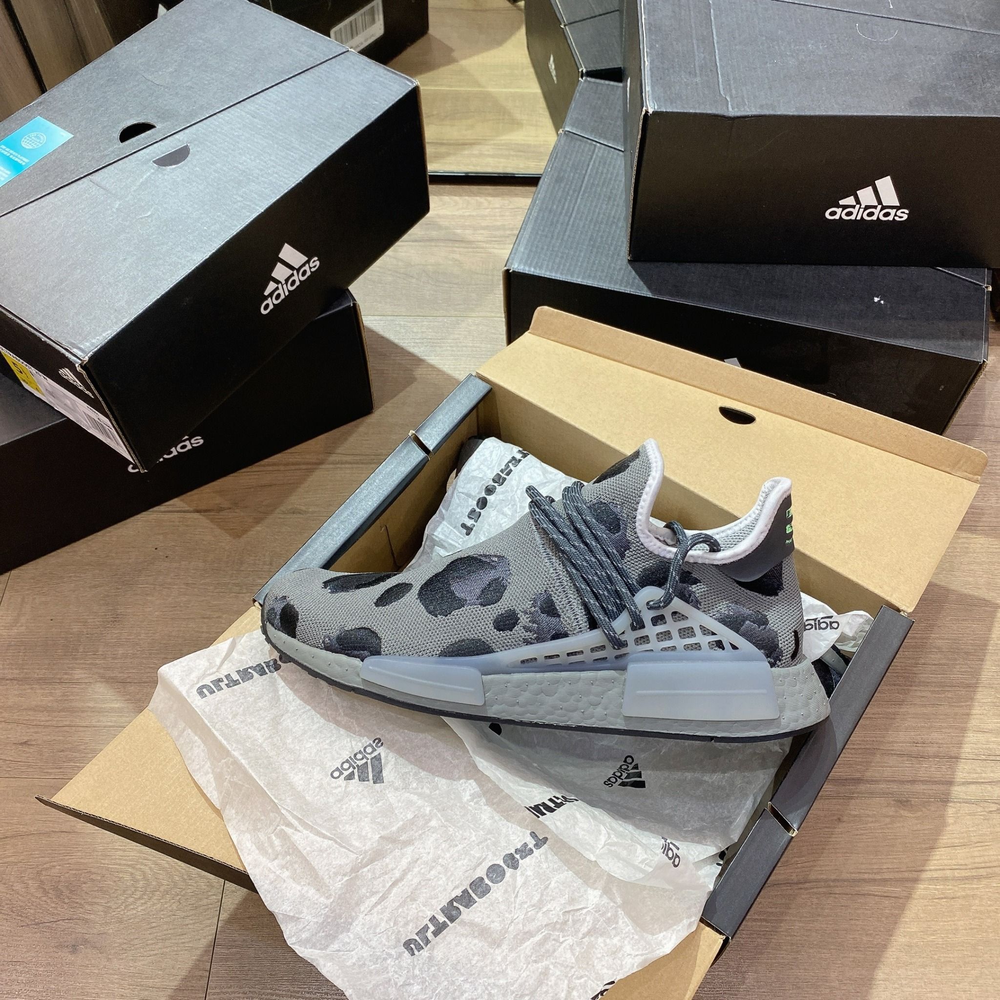 0492 H NG CH NH H NG GI Y ADIDAS PHARRELL x NMD HUMAN RACE