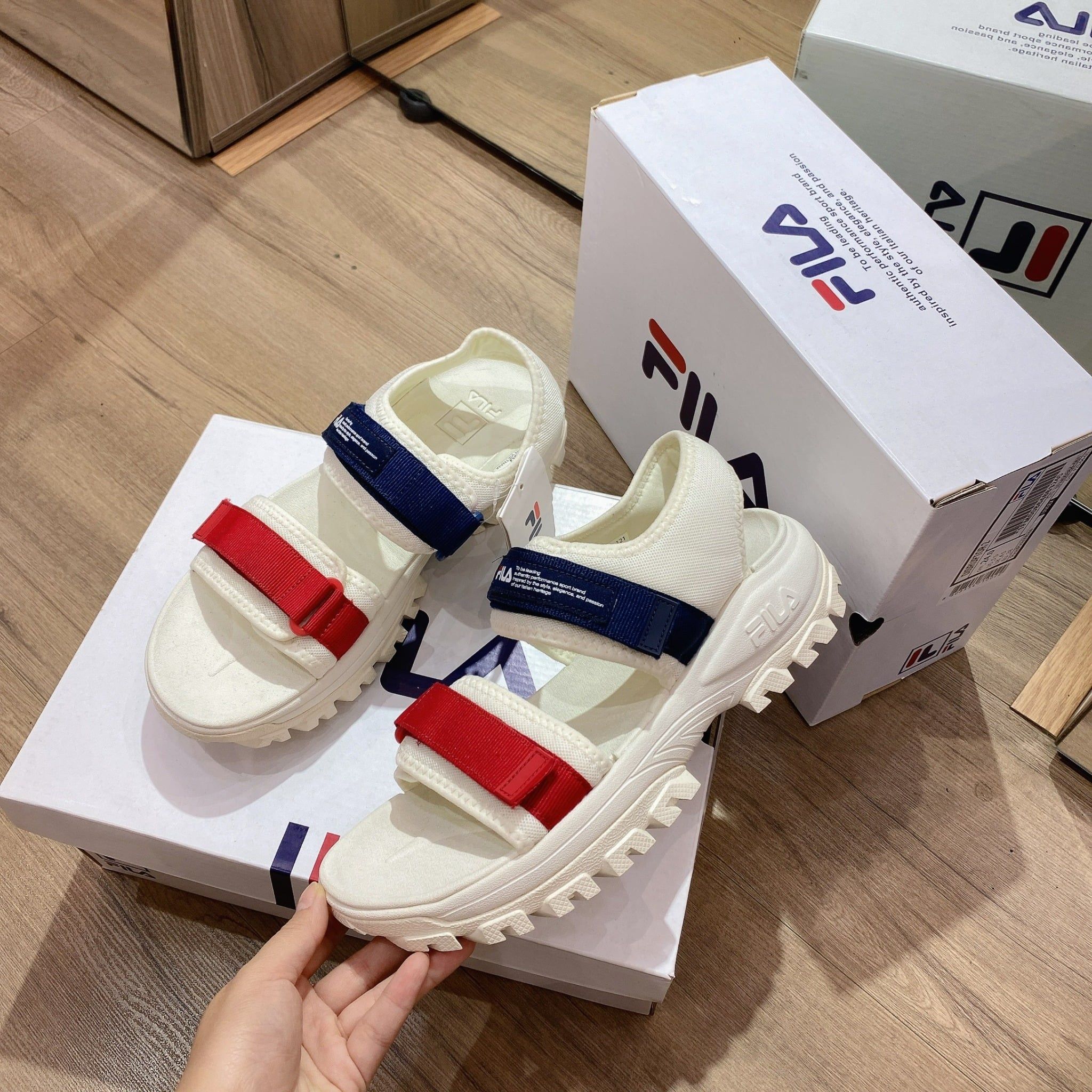  0491 - HÀNG CHÍNH HÃNG - GIÀY SANDAL FILA - MÀU *TRẮNG/ĐỎ/NAVY* - CODE: 1SM00734 