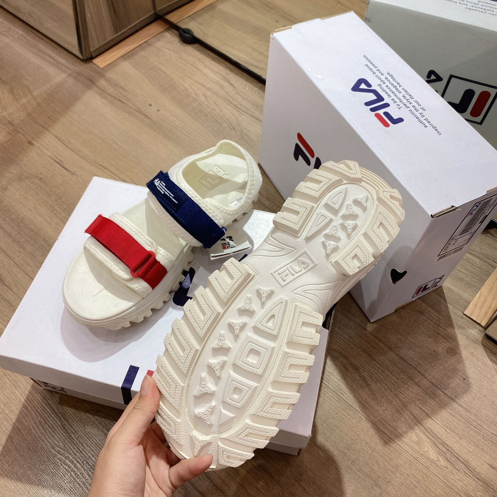  0491 - HÀNG CHÍNH HÃNG - GIÀY SANDAL FILA - MÀU *TRẮNG/ĐỎ/NAVY* - CODE: 1SM00734 
