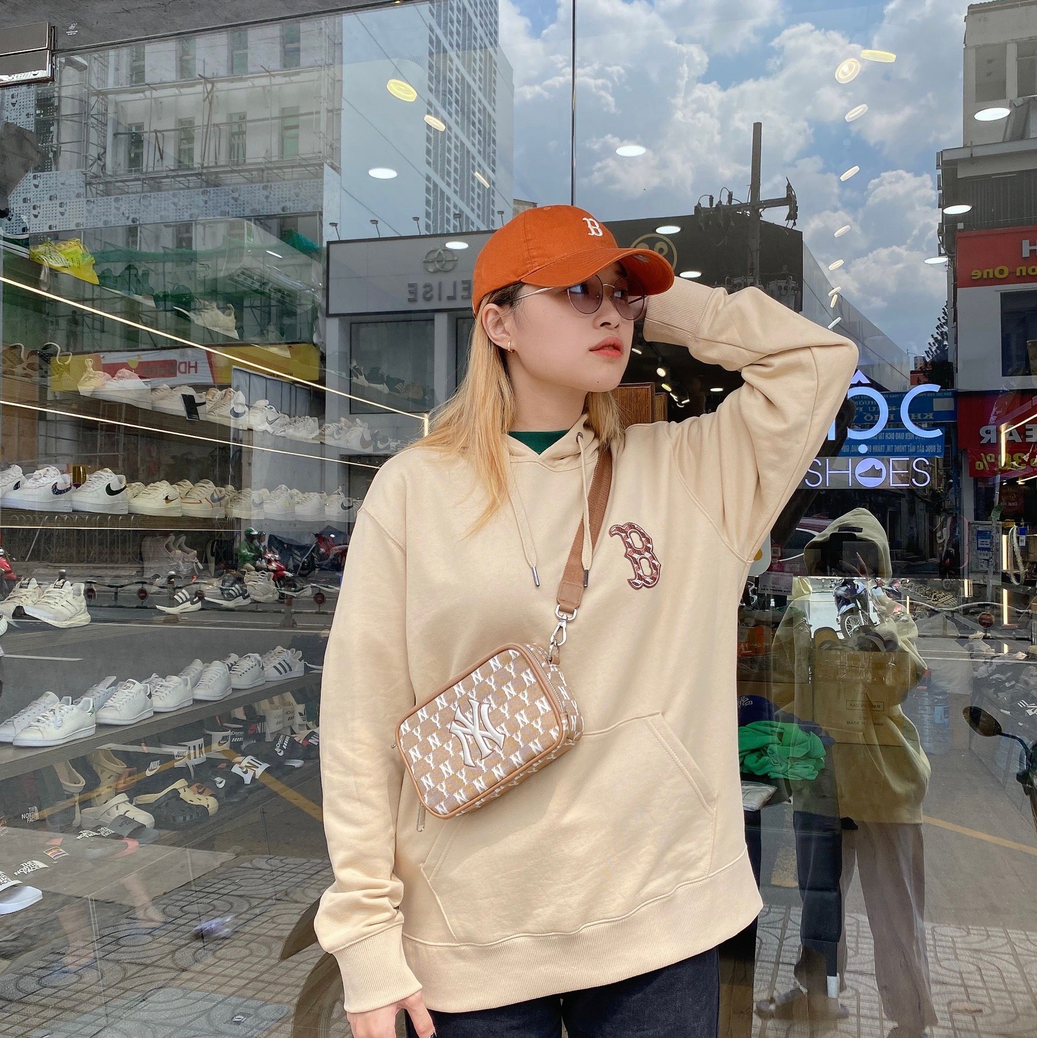  0511 - HÀNG CHÍNH HÃNG - ÁO HOODIE TAY DÀI CÓ MŨ MLB HOẠ TIẾT B ZICZAC MÀU *BEIGE/BROWN* 2022 