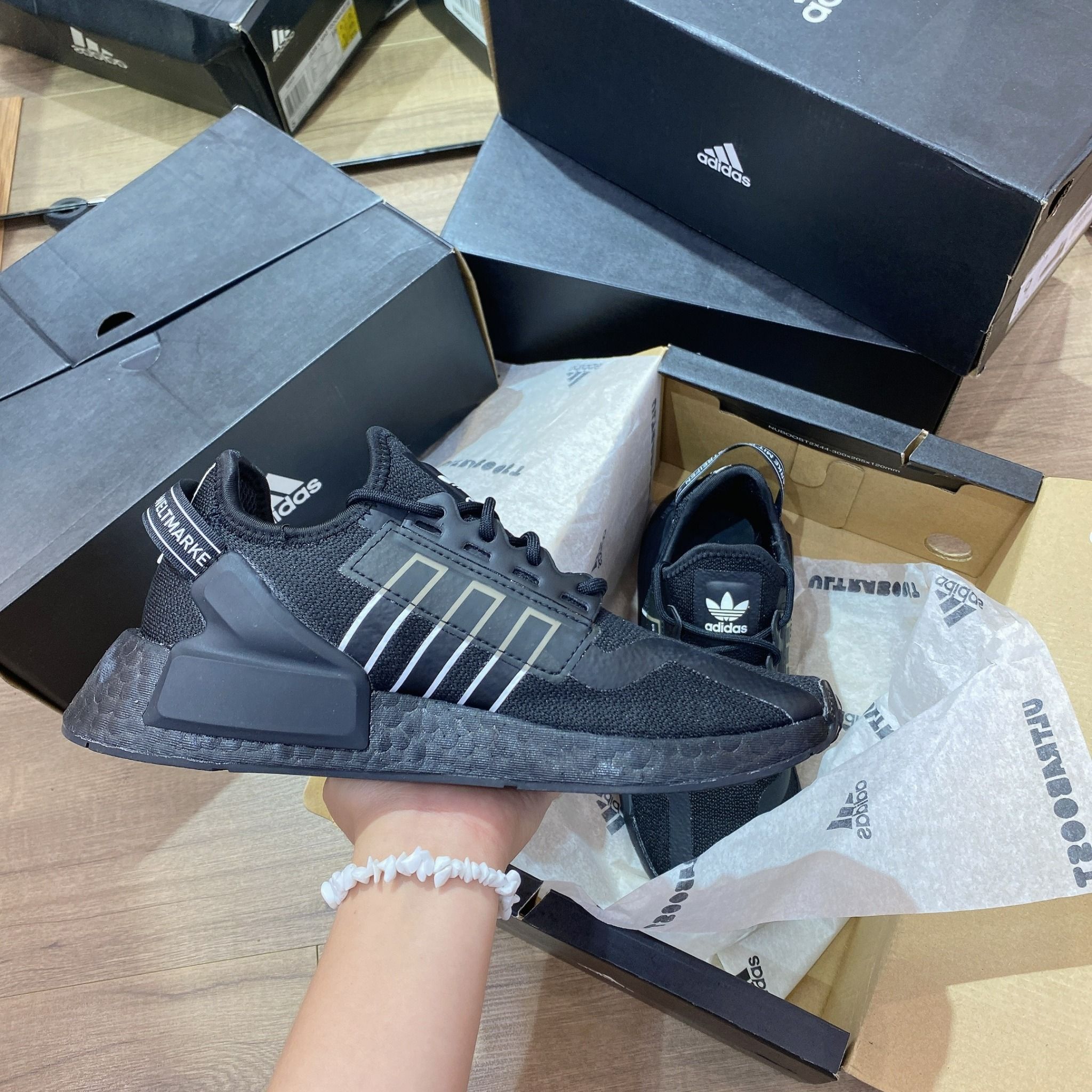  0534 - HÀNG CHÍNH HÃNG - GIÀY THỂ THAO ADIDAS NMD R1 V2 MÀU ĐEN LINE TRẮNG - *BLACK/WHITE* - CODE: HR1414 