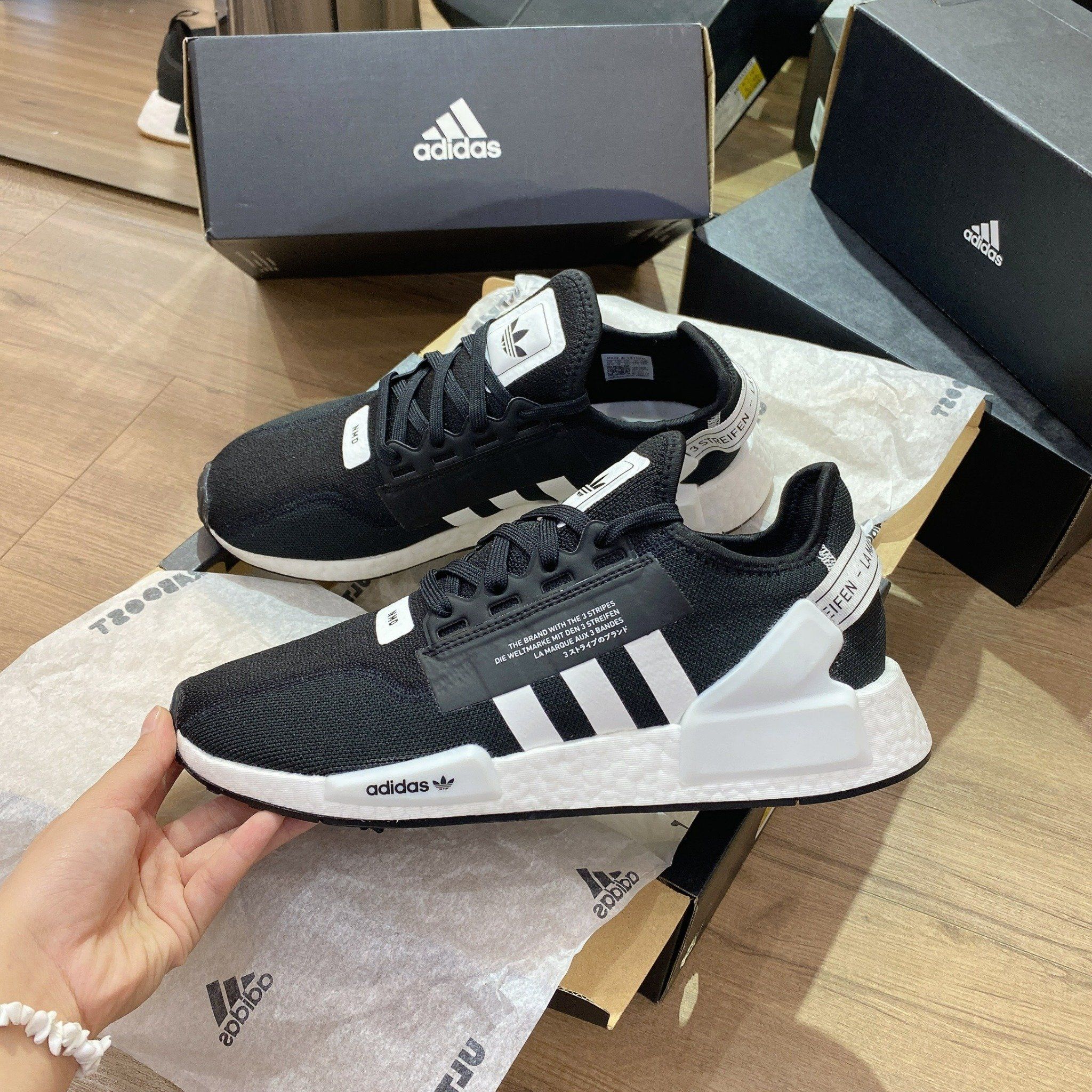  0535 - HÀNG CHÍNH HÃNG - GIÀY THỂ THAO ADIDAS NMD R1 V2 MÀU ĐEN SỌC TRẮNG - *BLACK/WHITE* - CODE: FV9021 