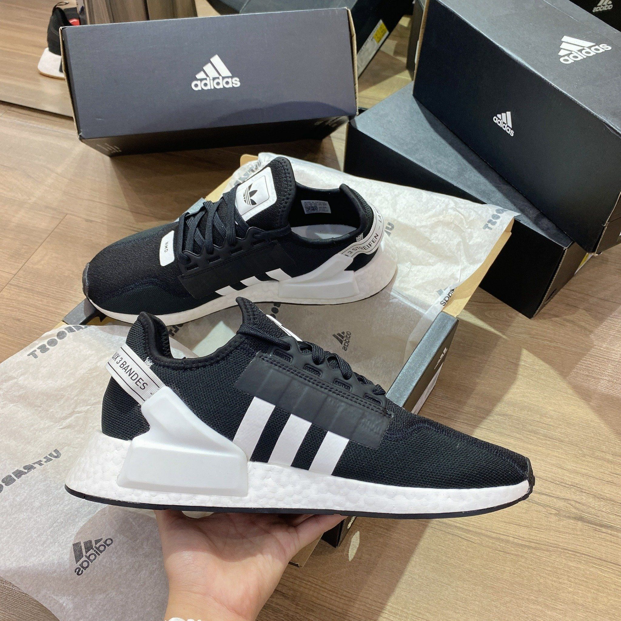  0535 - HÀNG CHÍNH HÃNG - GIÀY THỂ THAO ADIDAS NMD R1 V2 MÀU ĐEN SỌC TRẮNG - *BLACK/WHITE* - CODE: FV9021 