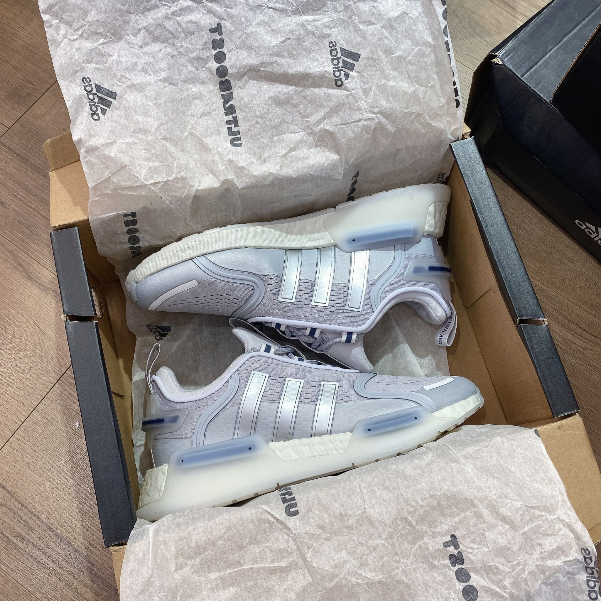  0538 - HÀNG CHÍNH HÃNG - GIÀY THỂ THAO ADIDAS NMD R1 V3 MÀU XÁM SILVER - *GREY/SILVER* - CODE:  HQ4446 