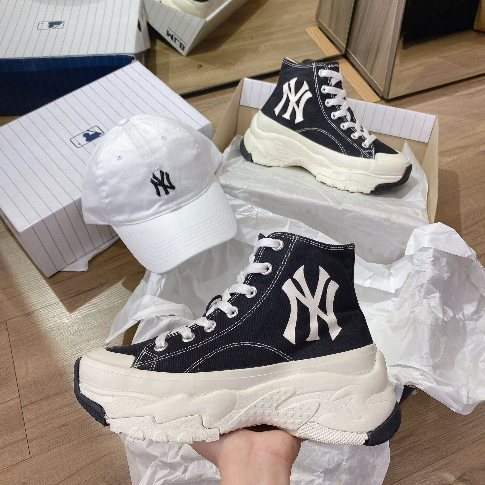  0542 - HÀNG CHÍNH HÃNG - GIÀY MLB CHUNKY HIGH -  CỔ CAO (MÀU ĐEN) - *BLACK/WHITE* - CODE: 32SHU1111-50L 