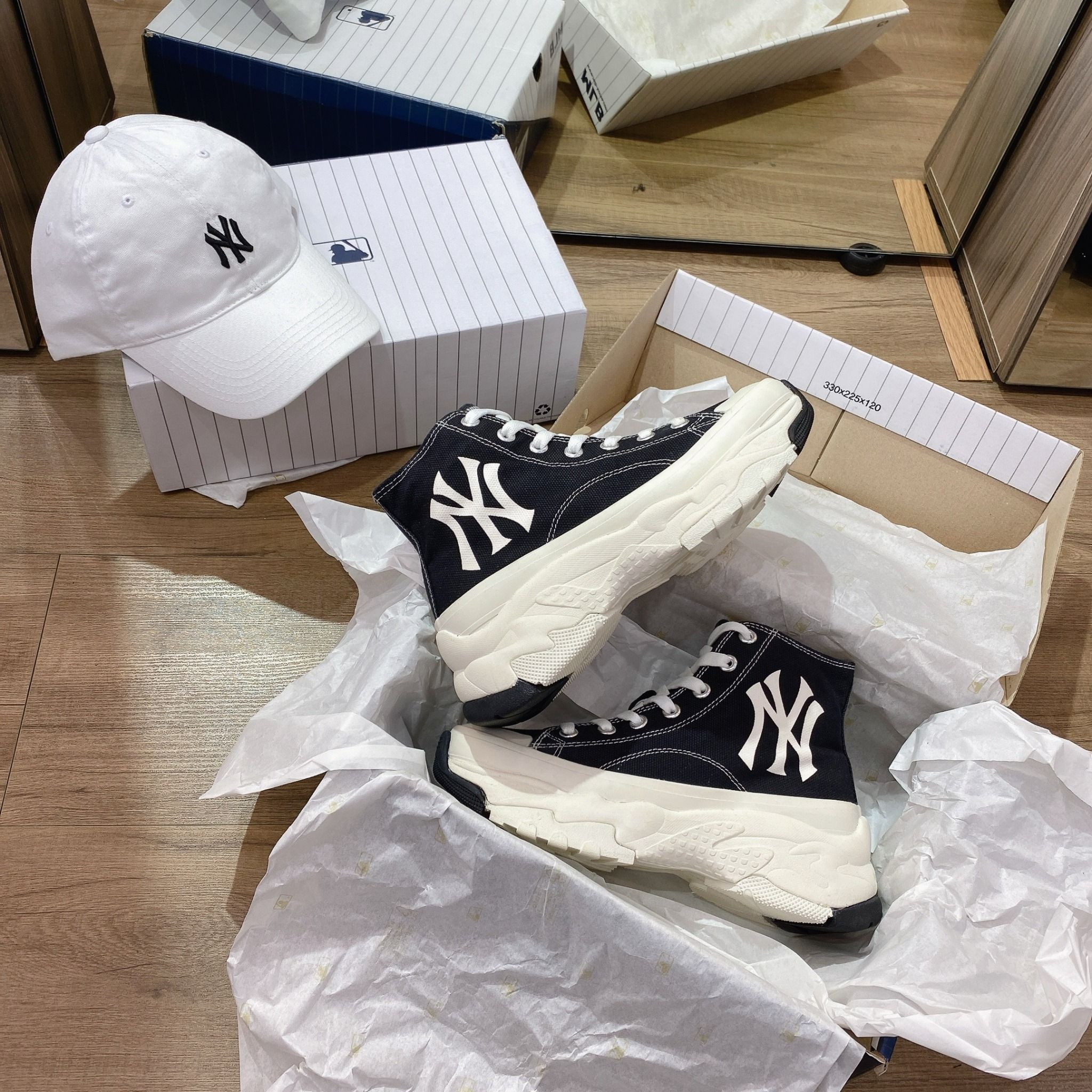  0542 - HÀNG CHÍNH HÃNG - GIÀY MLB CHUNKY HIGH -  CỔ CAO (MÀU ĐEN) - *BLACK/WHITE* - CODE: 32SHU1111-50L 