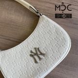  0576 - HÀNG CHÍNH HÃNG - TÚI KẸP NÁCH HOBO NEW YORK YANKEES HỌA TIẾT MONOGRAM IN NỔI CỔ ĐIỂN MÀU KEM - *CREAM* - CODE: 3ABQS022N-50CRS 