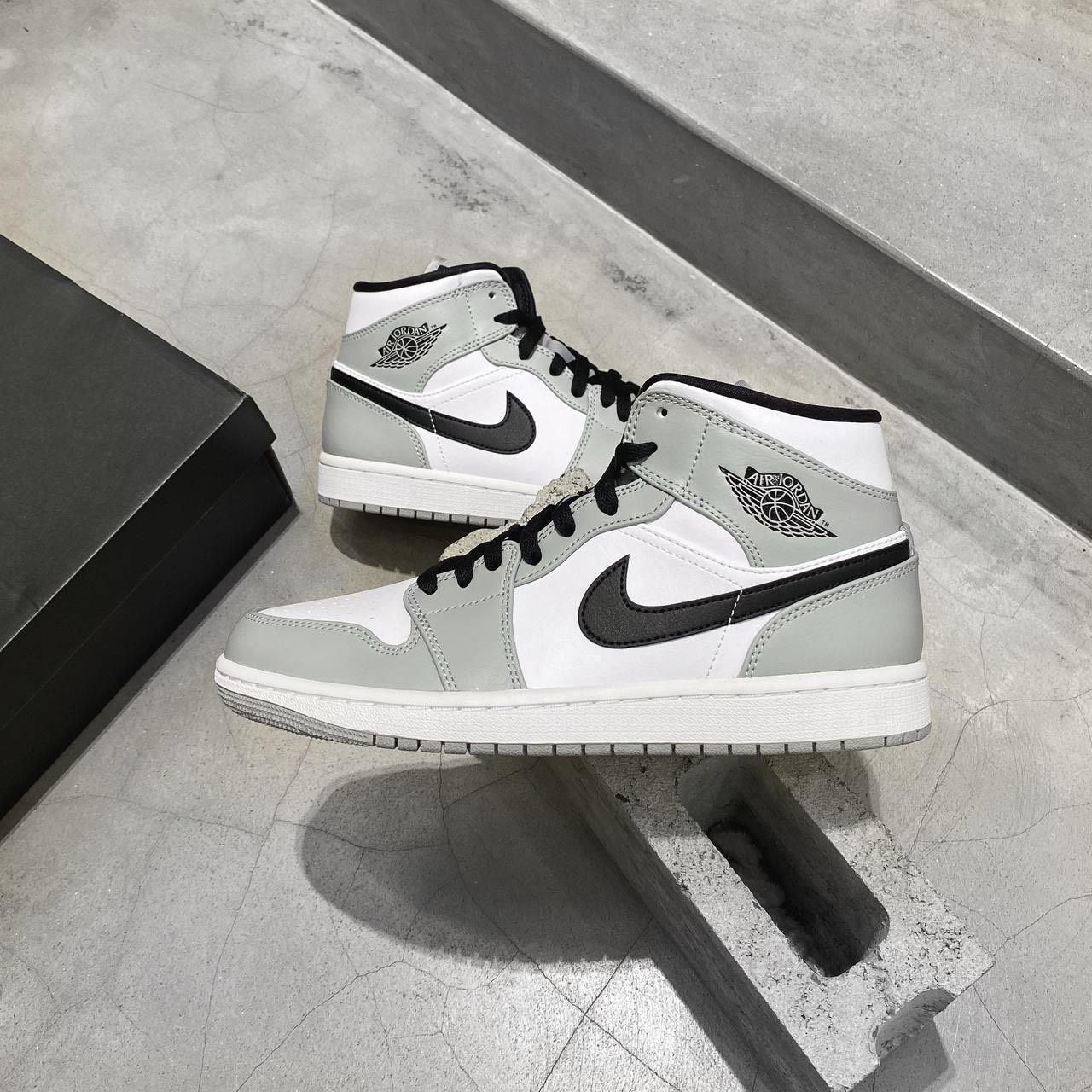 0742  HÀNG CHÍNH HÃNG  GIÀY NIKE AIR JORDAN 1 MID SMOKE GREY MÀU X   MỘC SHOES