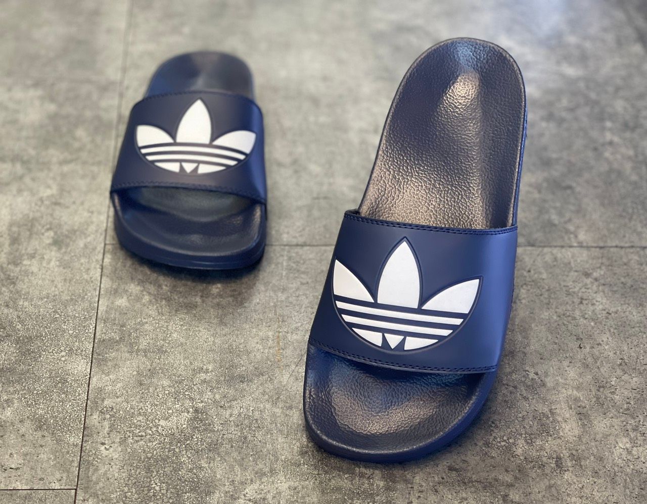  0799 - HÀNG CHÍNH HÃNG - DÉP ADIDAS ADILLETE SHOWER CỎ BA LÁ LITE MÀU NAVY - *NAVY* - CODE: GU8299 