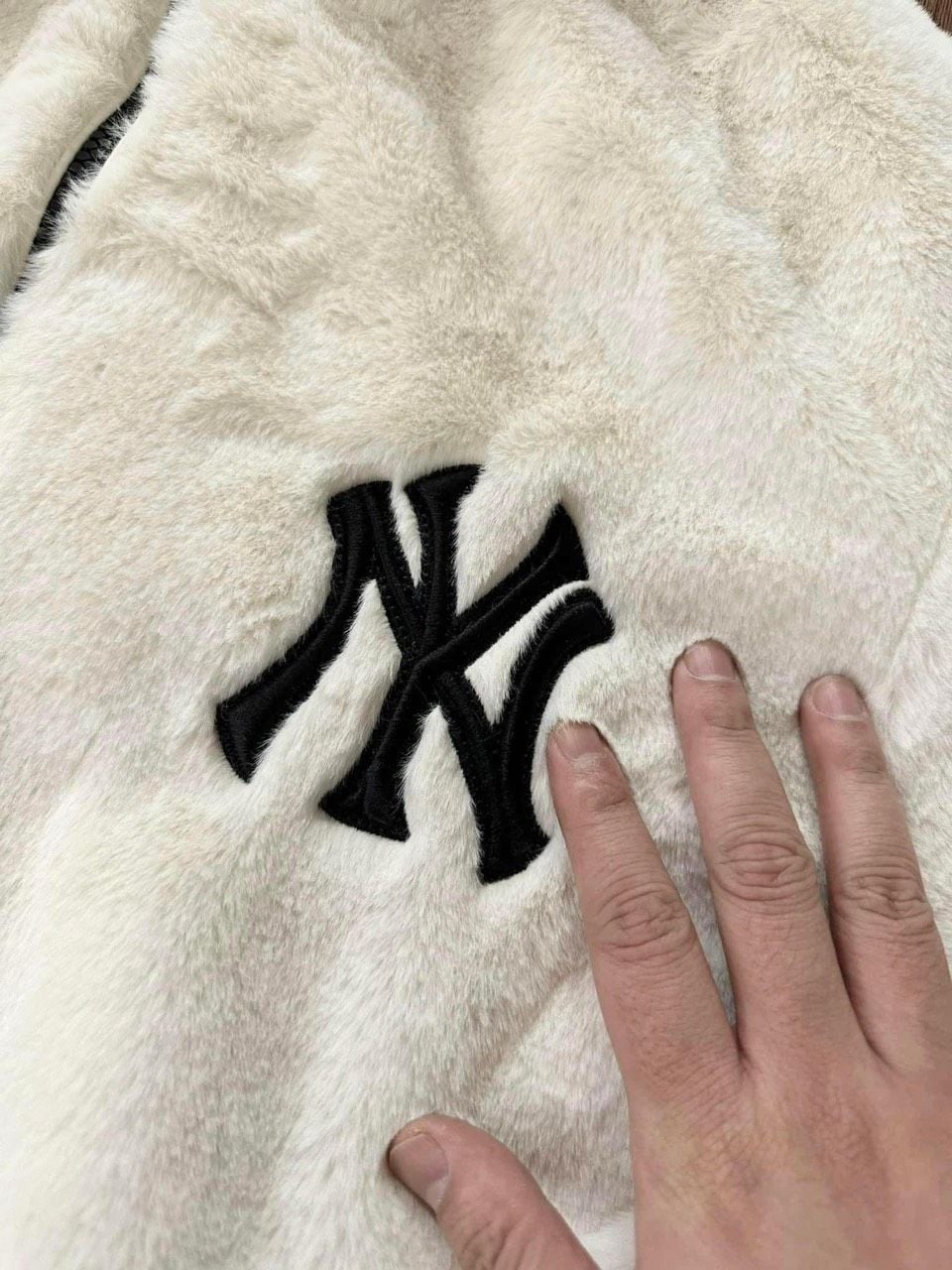  0800 - *Hàng Chính Hãng* - Áo Khoác MLB - Lông Mịn - Trắng 