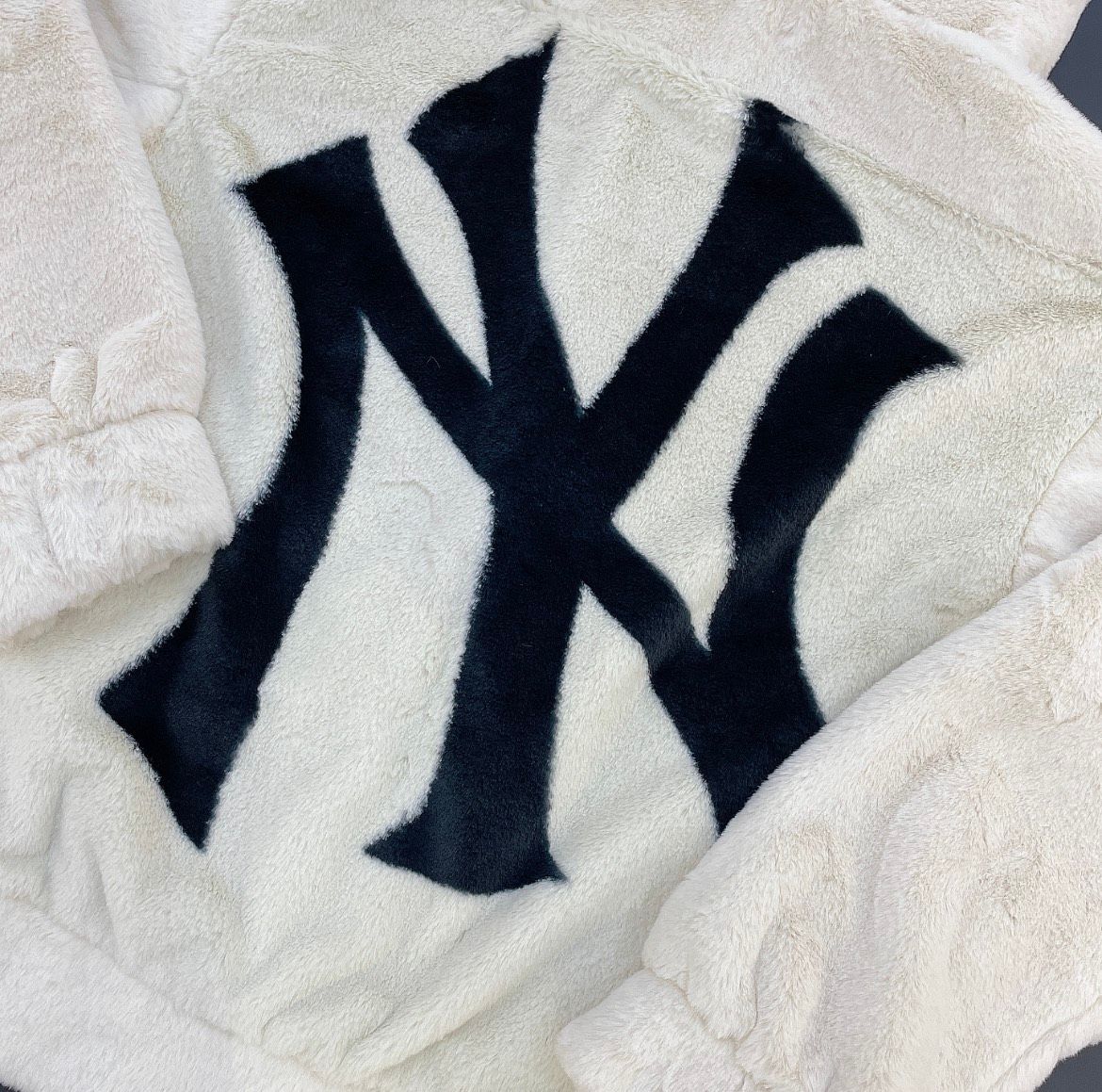  0800 - *Hàng Chính Hãng* - Áo Khoác MLB - Lông Mịn - Trắng 