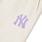  0819 - HÀNG CHÍNH HÃNG - QUẦN THỂ THAO JOGGER MLB LOGO NY IN NỔI TÍM MÀU TRẮNG KEM - *WHITE* - CODE: 3APTL0114-50CRS 