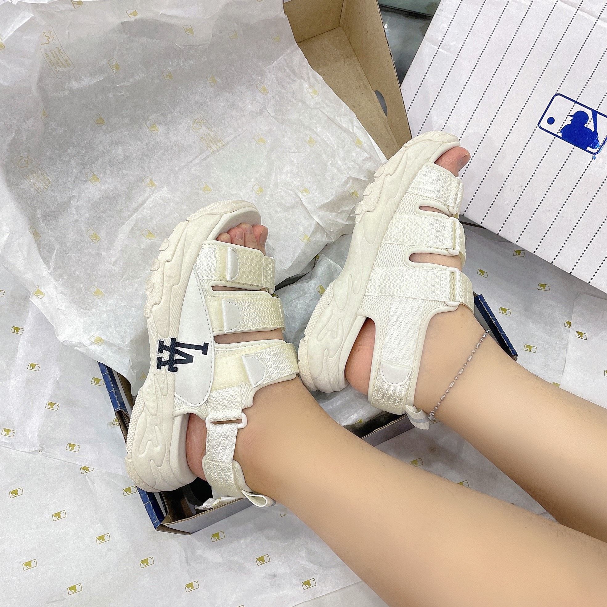  1019 - HÀNG CHÍNH HÃNG - GIÀY SANDAL - MLB CHUNKY LA DODGERS TRẮNG - CODE: 3ASDCSS33-07IVS 