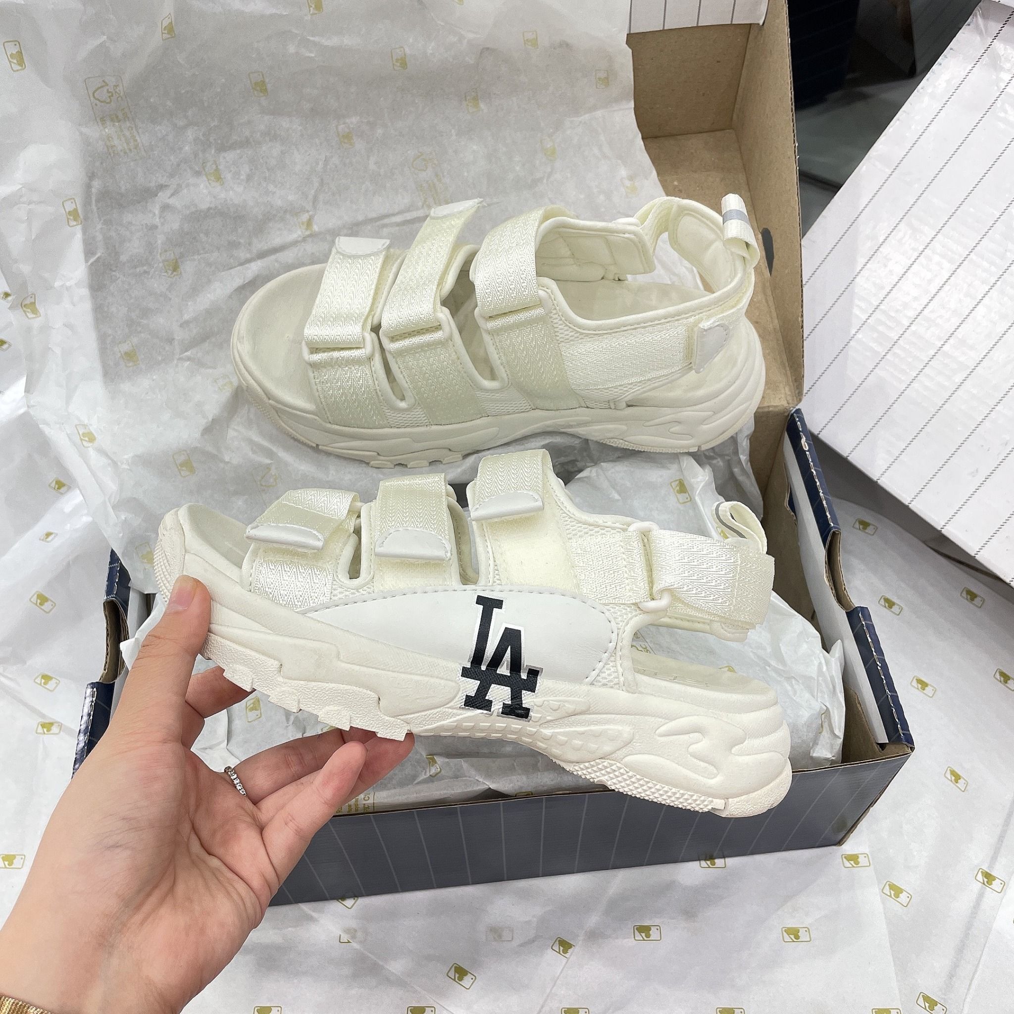  1019 - HÀNG CHÍNH HÃNG - GIÀY SANDAL - MLB CHUNKY LA DODGERS TRẮNG - CODE: 3ASDCSS33-07IVS 