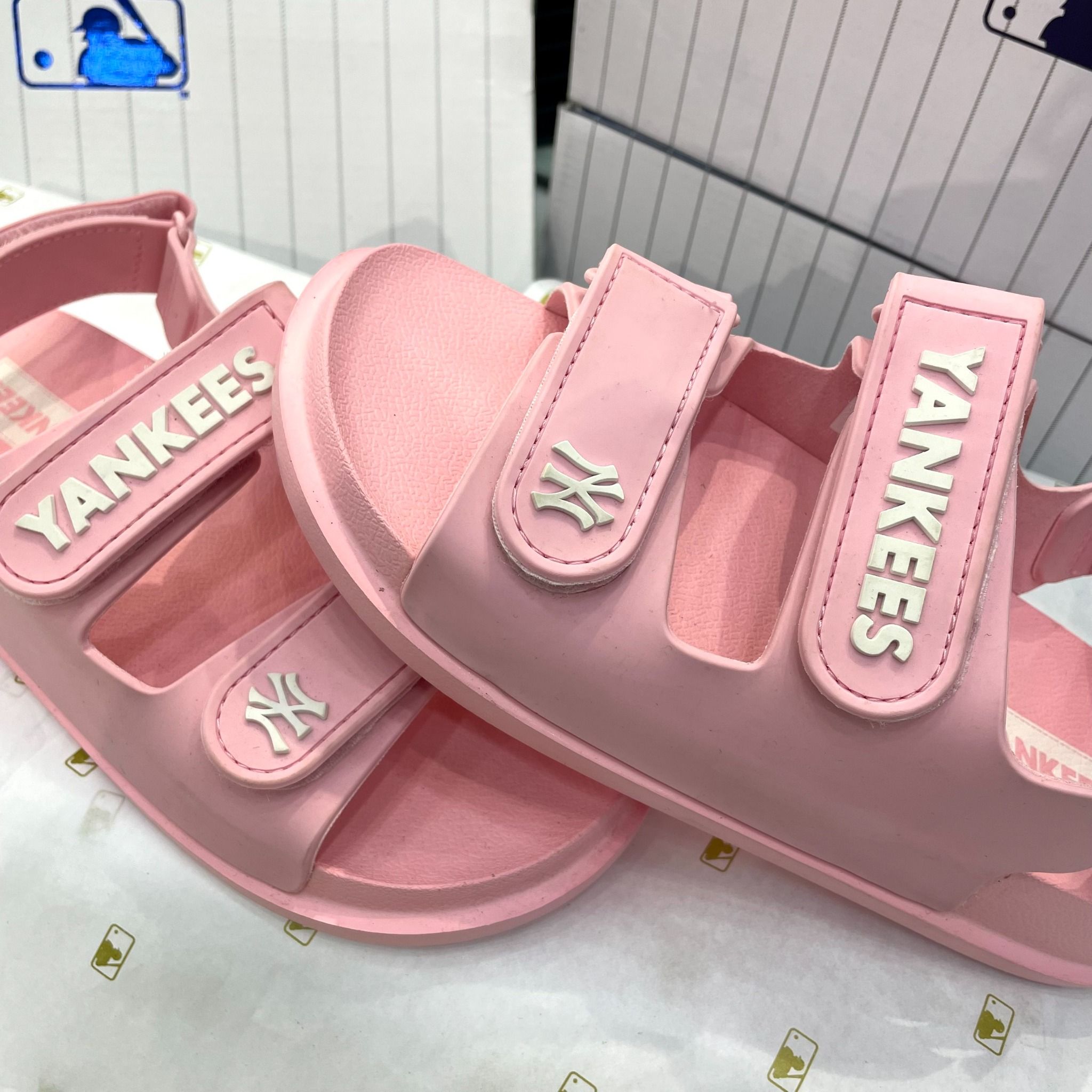  1029 - HÀNG CHÍNH HÃNG -  GIÀY SANDAL MLB - HỒNG TRƠN YANKEES - QUAI NHỰA 