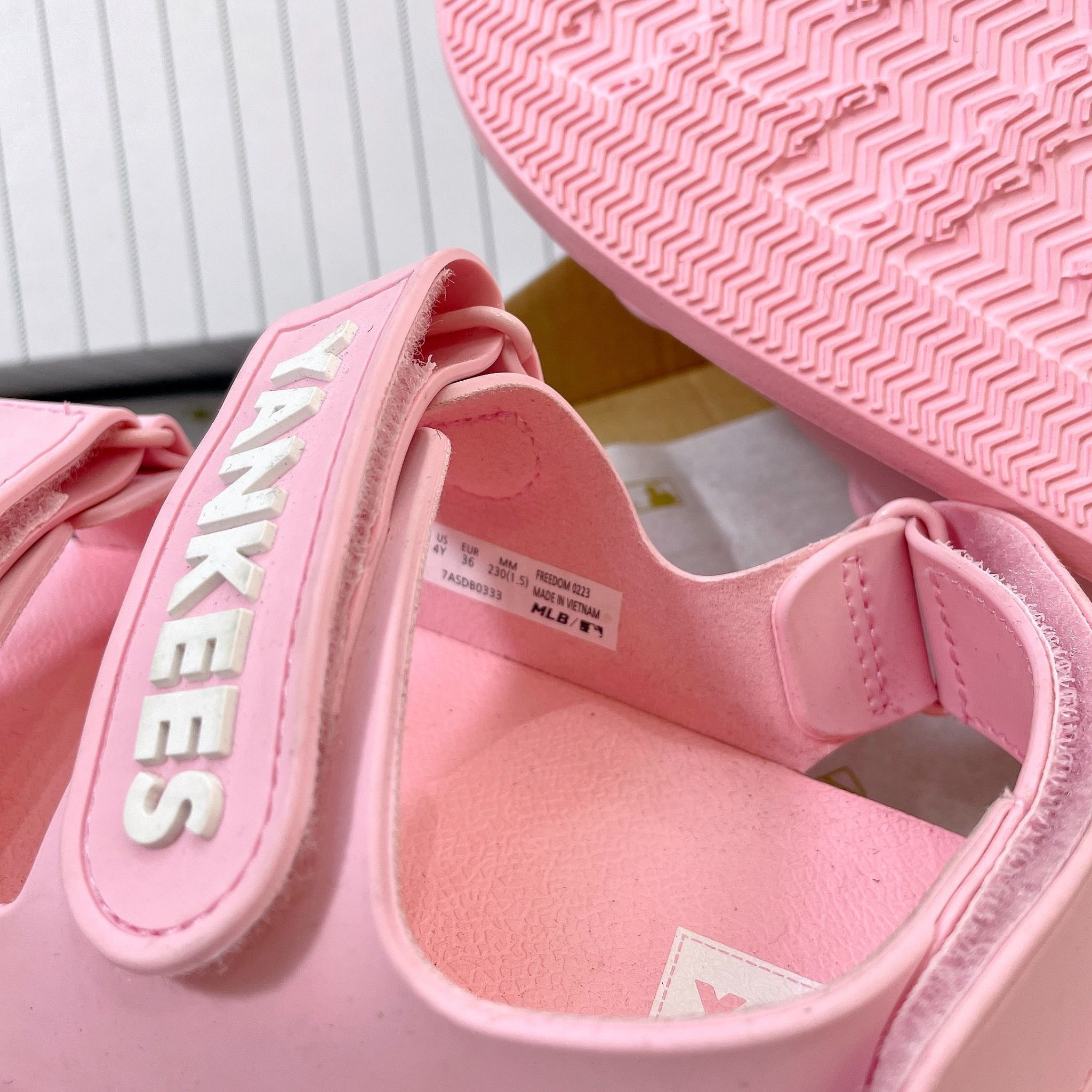  1029 - HÀNG CHÍNH HÃNG -  GIÀY SANDAL MLB - HỒNG TRƠN YANKEES - QUAI NHỰA 