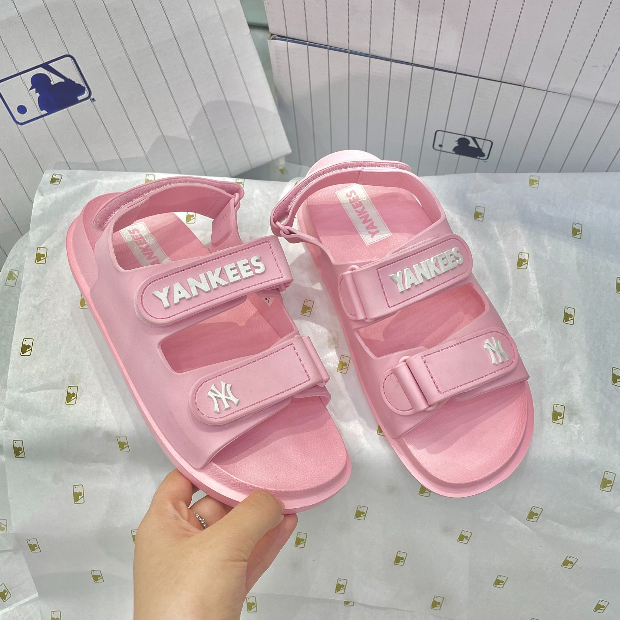  1029 - HÀNG CHÍNH HÃNG -  GIÀY SANDAL MLB - HỒNG TRƠN YANKEES - QUAI NHỰA 