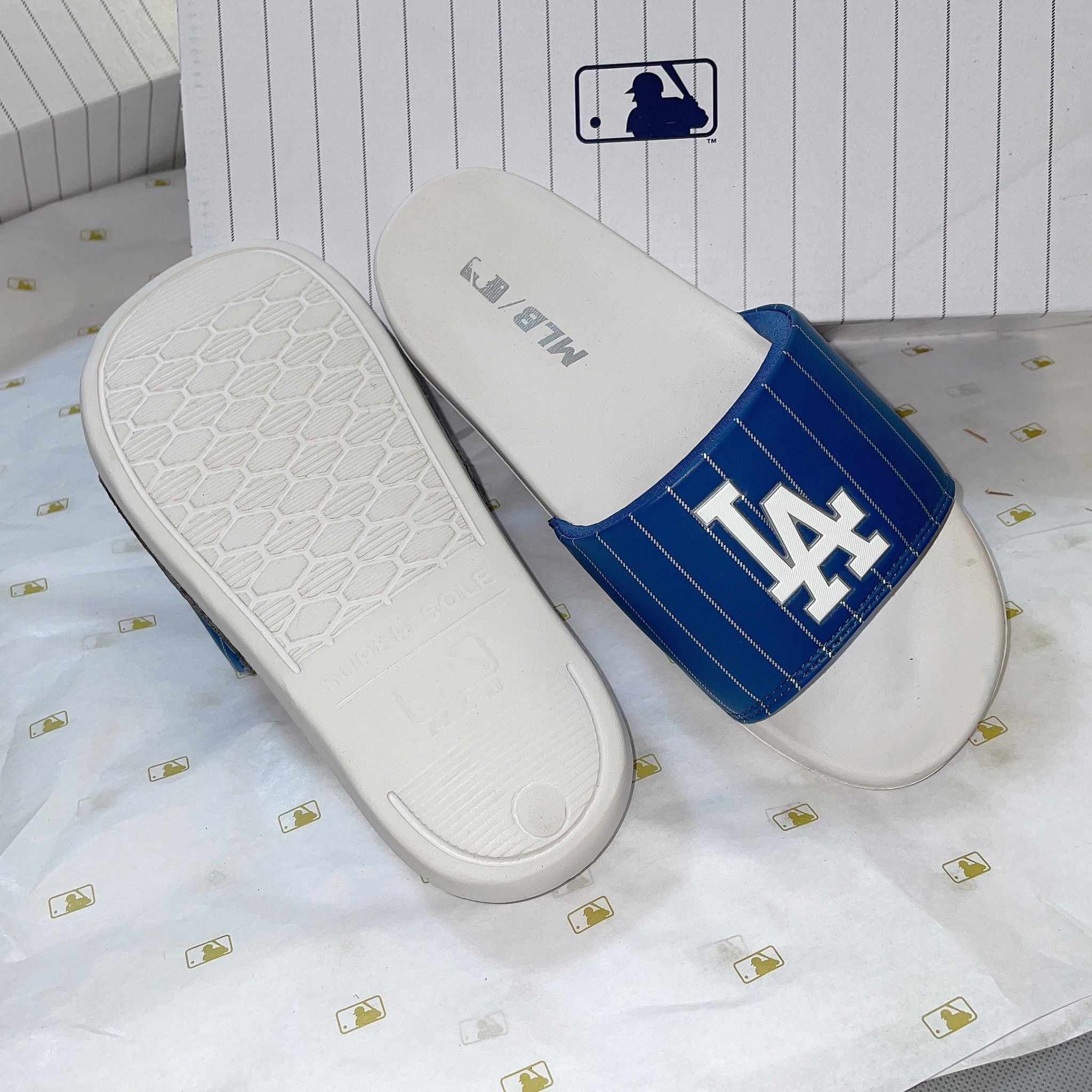 1043  HÀNG CHÍNH HÃNG  DÉP MLB SLIDES  TRẮNG QUAI XANH LA  CODE 3   MỘC SHOES