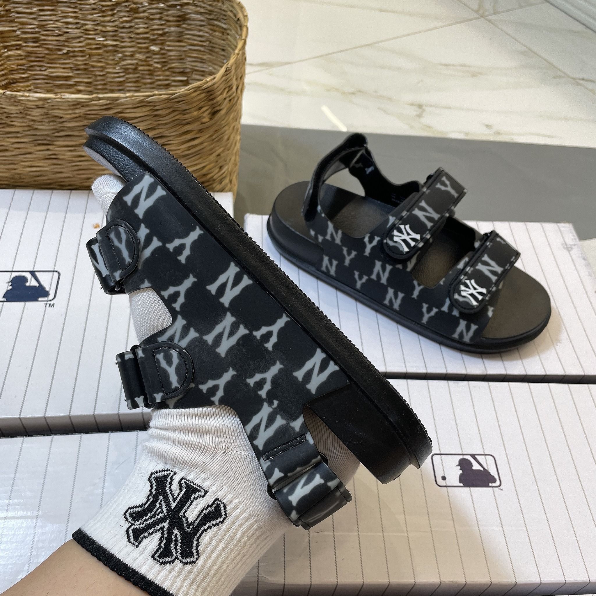  1034 - HÀNG CHÍNH HÃNG -  GIÀY SANDAL MLB -  MONOGRAM NY ĐEN - QUAI NHỰA - CODE : 3ASDSD423-50BKS-3 