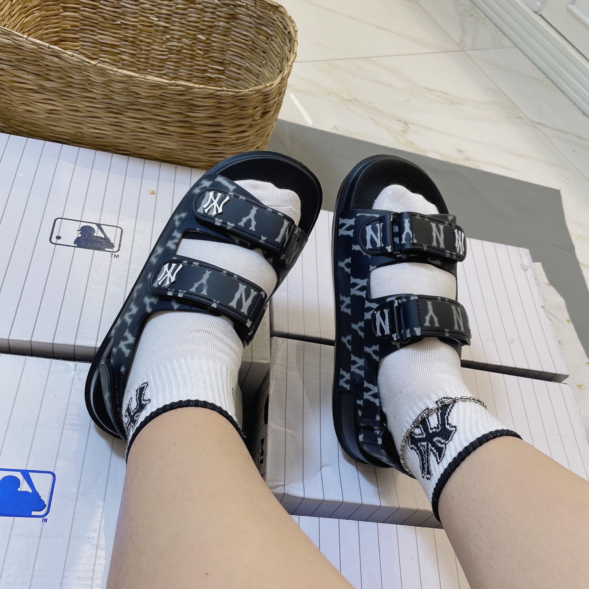  1034 - HÀNG CHÍNH HÃNG -  GIÀY SANDAL MLB -  MONOGRAM NY ĐEN - QUAI NHỰA - CODE : 3ASDSD423-50BKS-3 